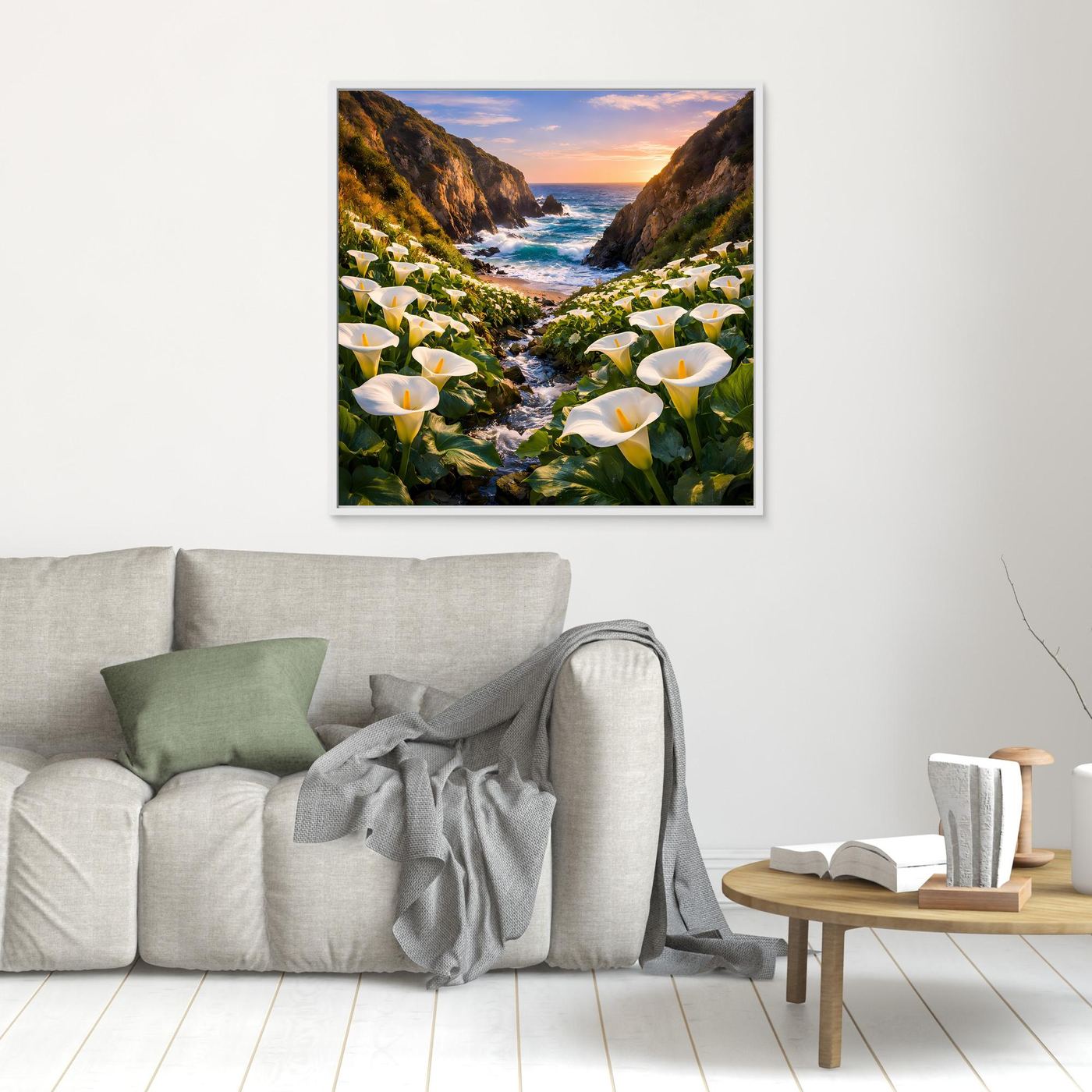 Gerahmtes Leinwandbild an der Wand mit weißen Calla-Blüten, Küstenschlucht und Meerblick im Sonnenuntergang