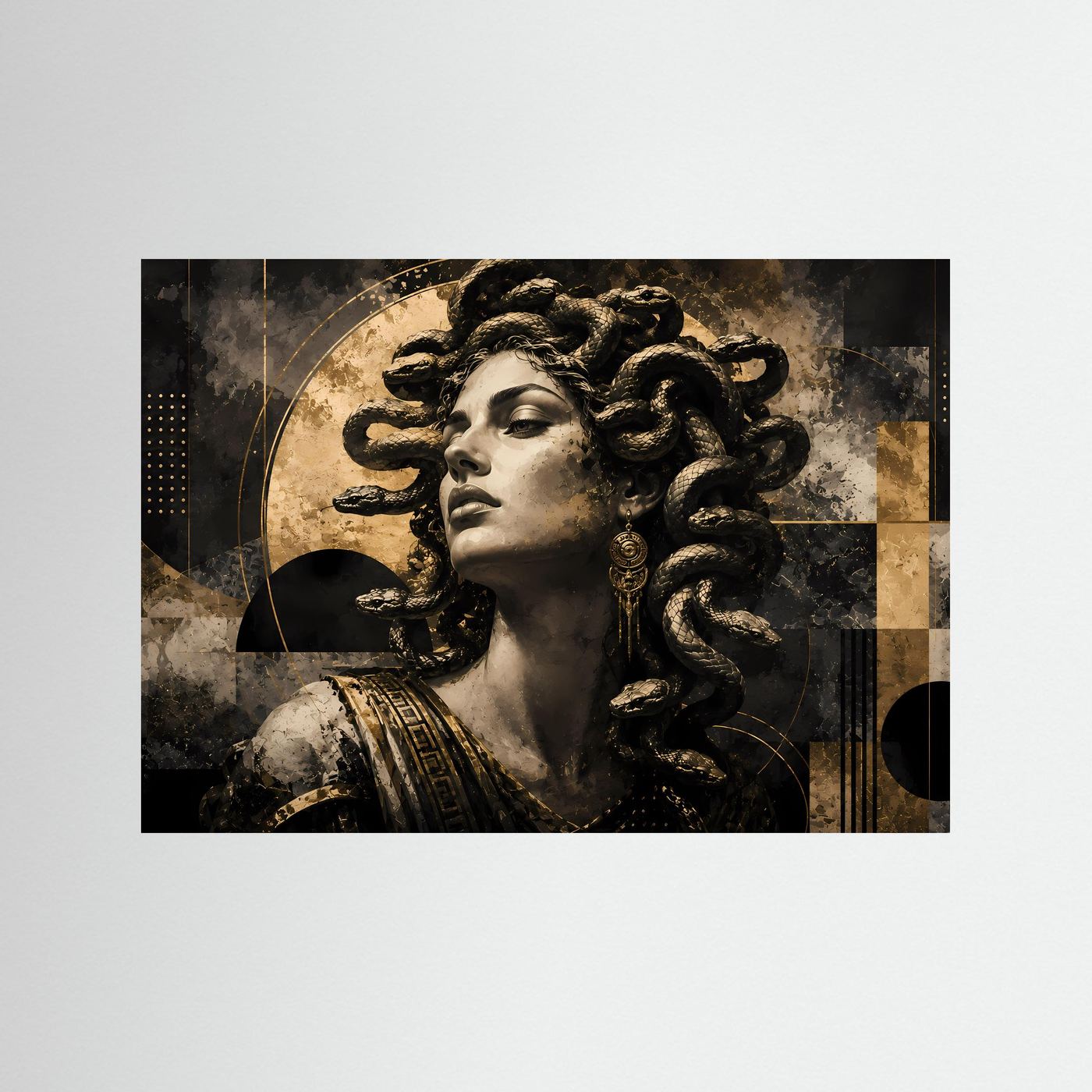 Poster im Querformat mit Medusa-Porträt, schwarzen Schlangen und goldenen Akzenten