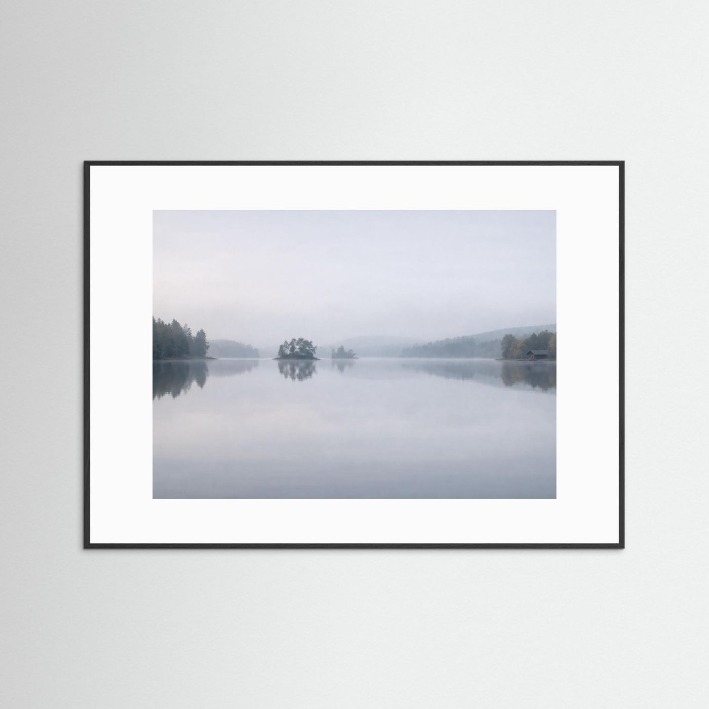 Stille im Nebel | Skandinavischer See Naturposter Querformat