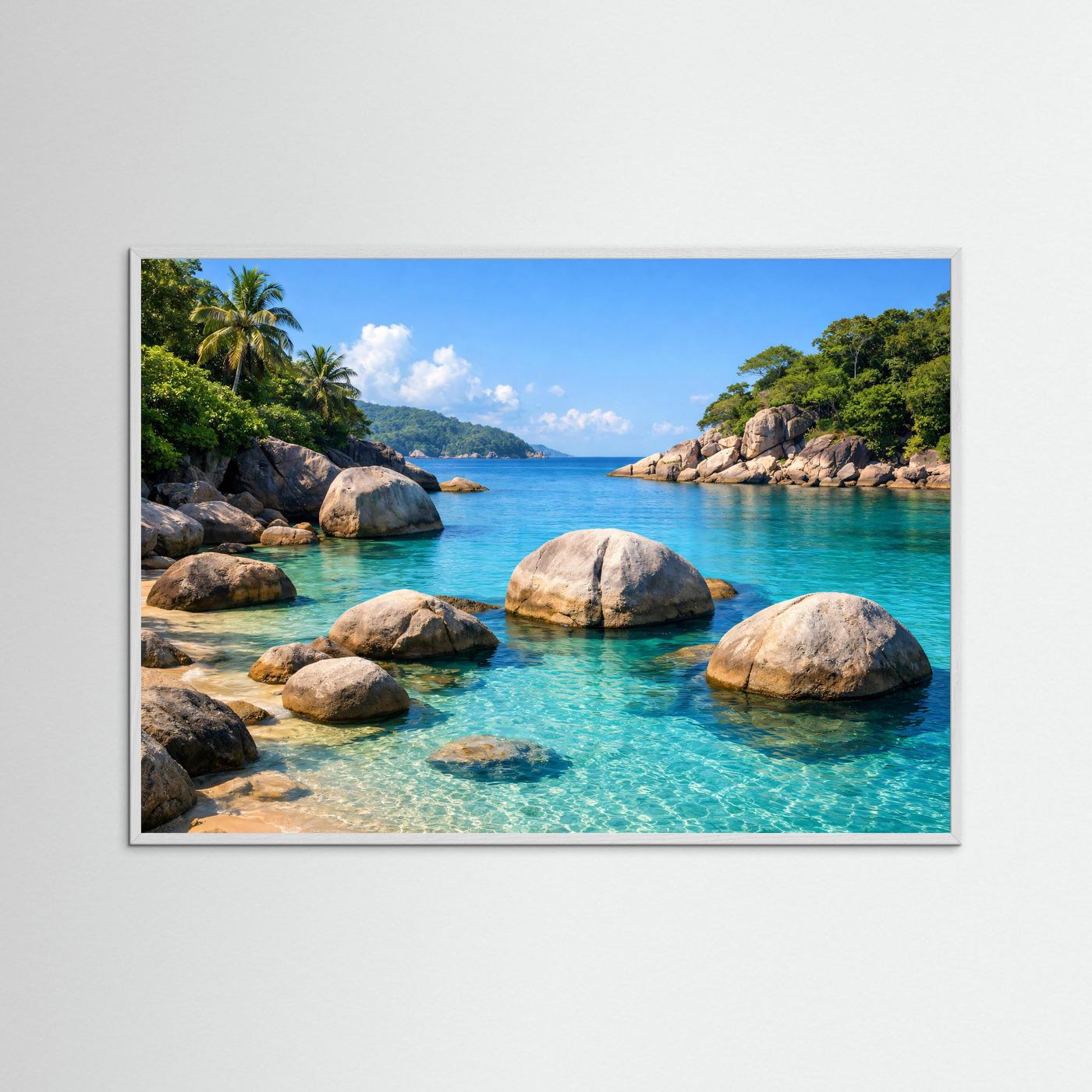Panorama-Strandposter im Holzrahmen: türkisfarbenes Meer, Granitfelsen und Palmen am Ufer