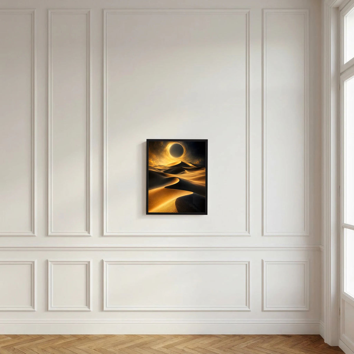 Kunstposter im Hochformat mit schwarzem Rahmen: goldene Sonnenfinsternis in Dünen