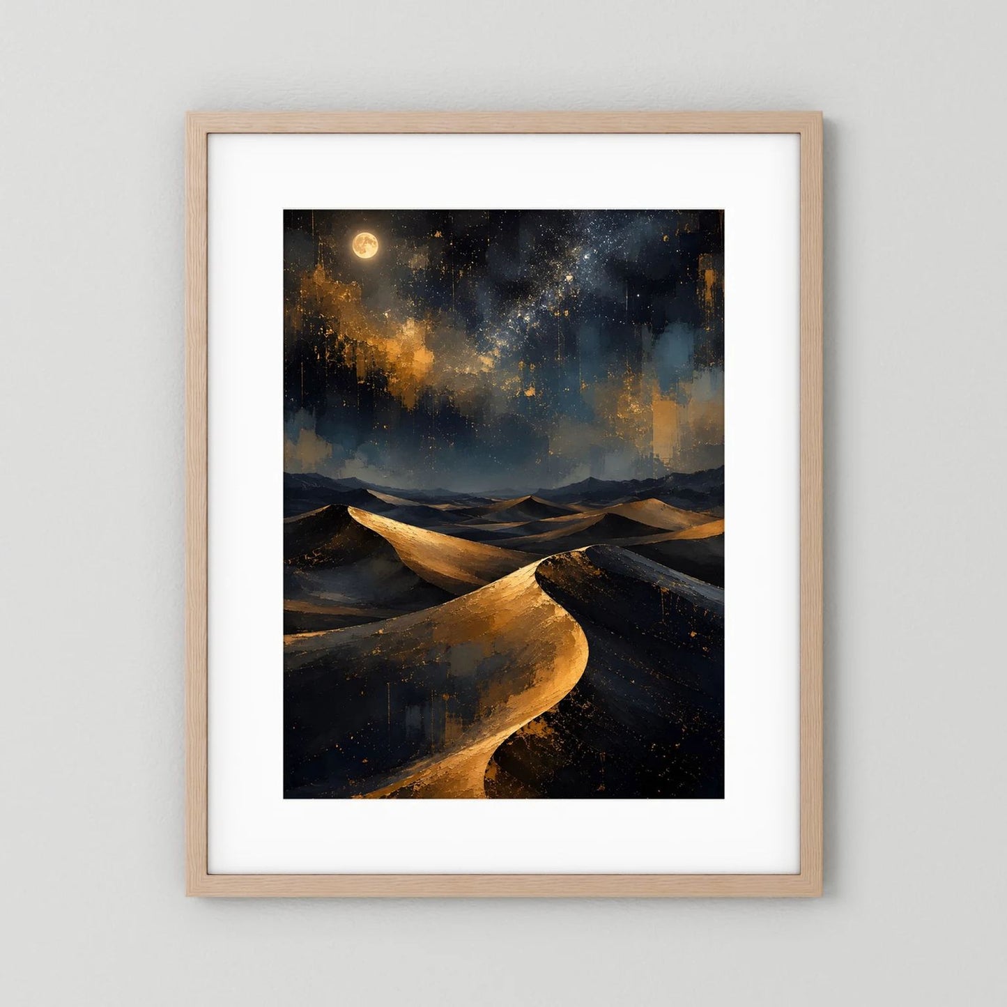 Poster mit goldener Dünenlandschaft bei Nacht, heller Holzrahmen mit weißem Rand