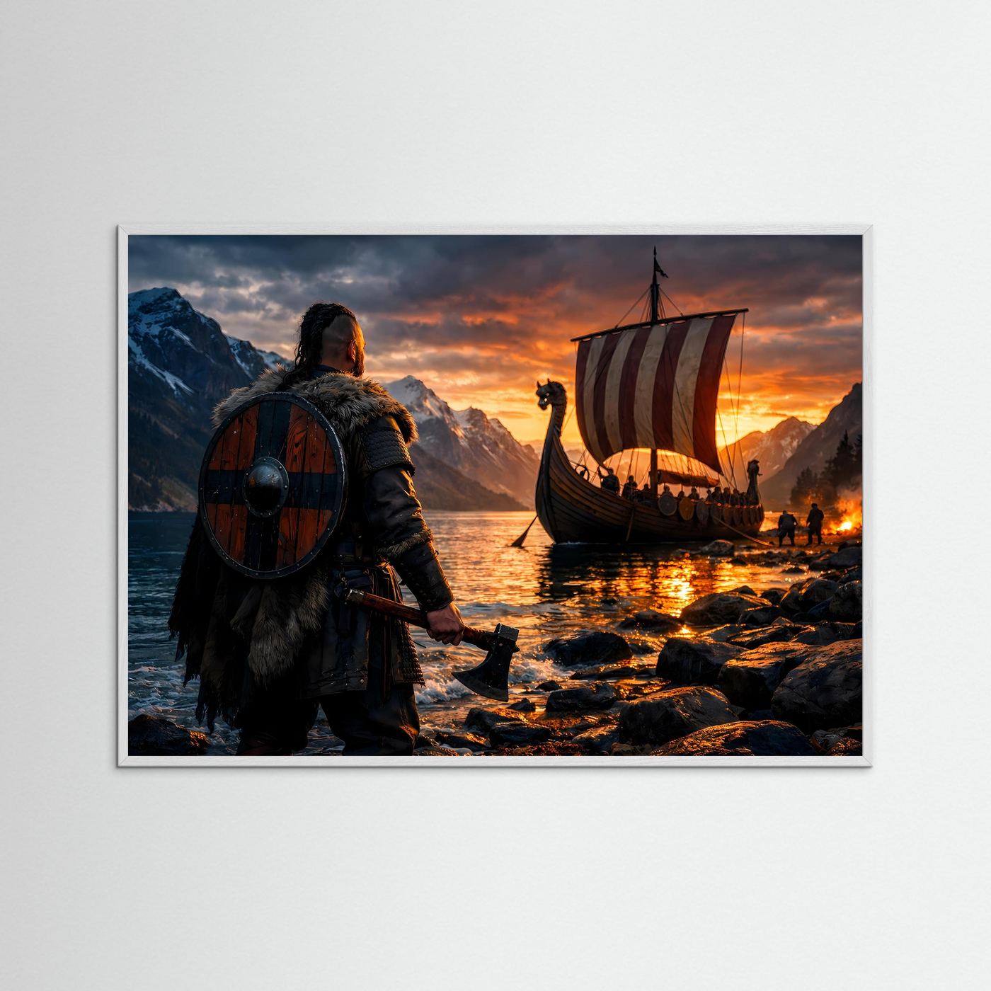 Gerahmter Querformat-Kunstdruck: Wikingerkrieger mit Schild vor Segelschiff am Abendhimmel.