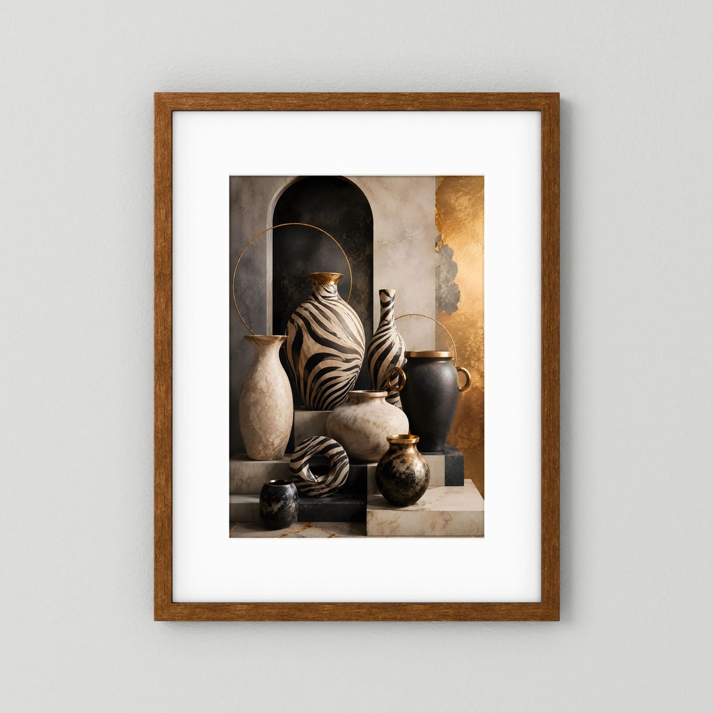 Poster im Hochformat: Zebra-Keramik-Stillleben, Schwarz-Gold, Holzrahmen in dunklem Brauntönung
