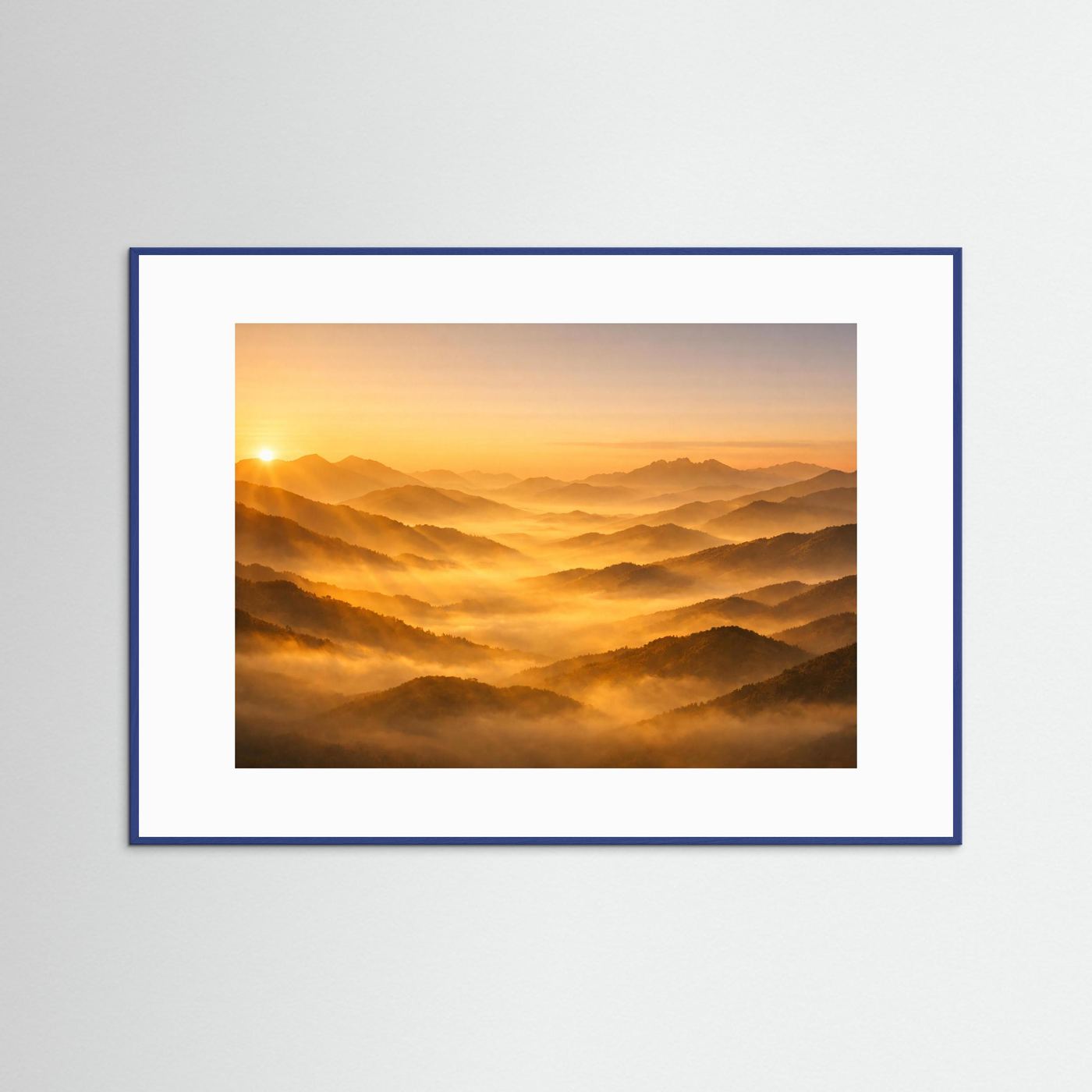 Panorama-Poster mit Bergen im Nebel, blauer Holzrahmen und weißem Passepartout