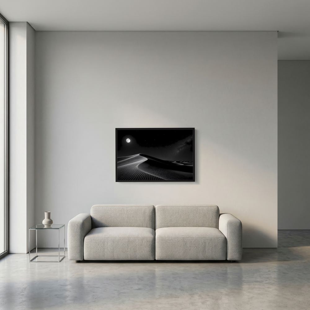 Wandposter im Querformat mit schwarzweißem Mondlicht über Sanddünen, schwarz gerahmt