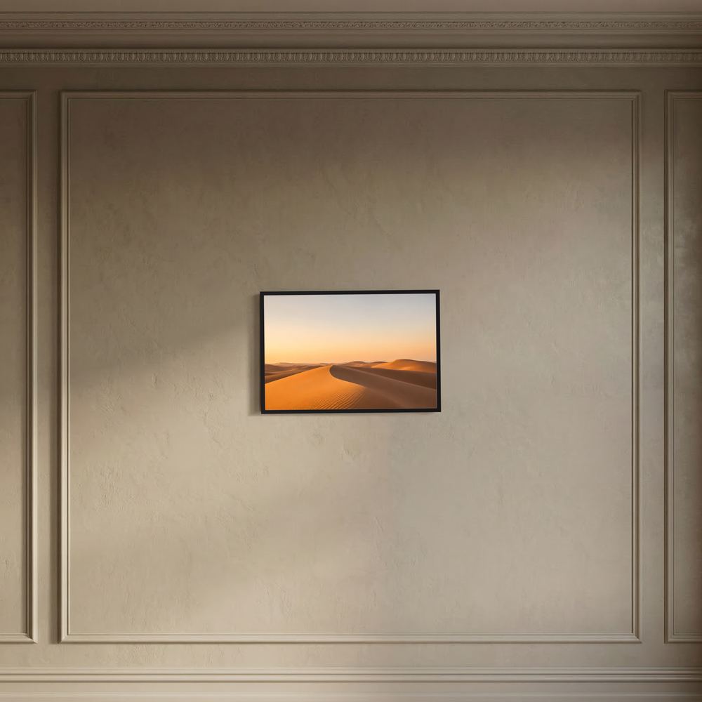 Querformat-Poster mit goldenen Sanddünen, schwarzer Rahmen, an großer Wand mit Zierleisten