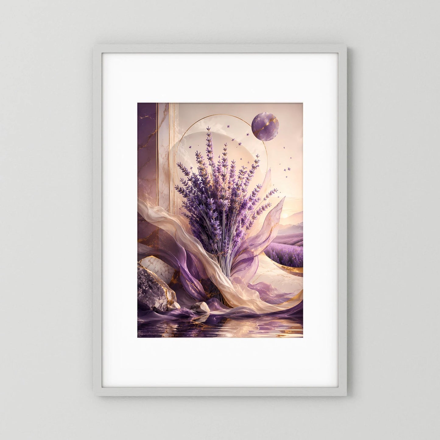 Lavendel-Poster im Hochformat mit violetten Blüten und mondähnlichem Kreis, im Rahmen