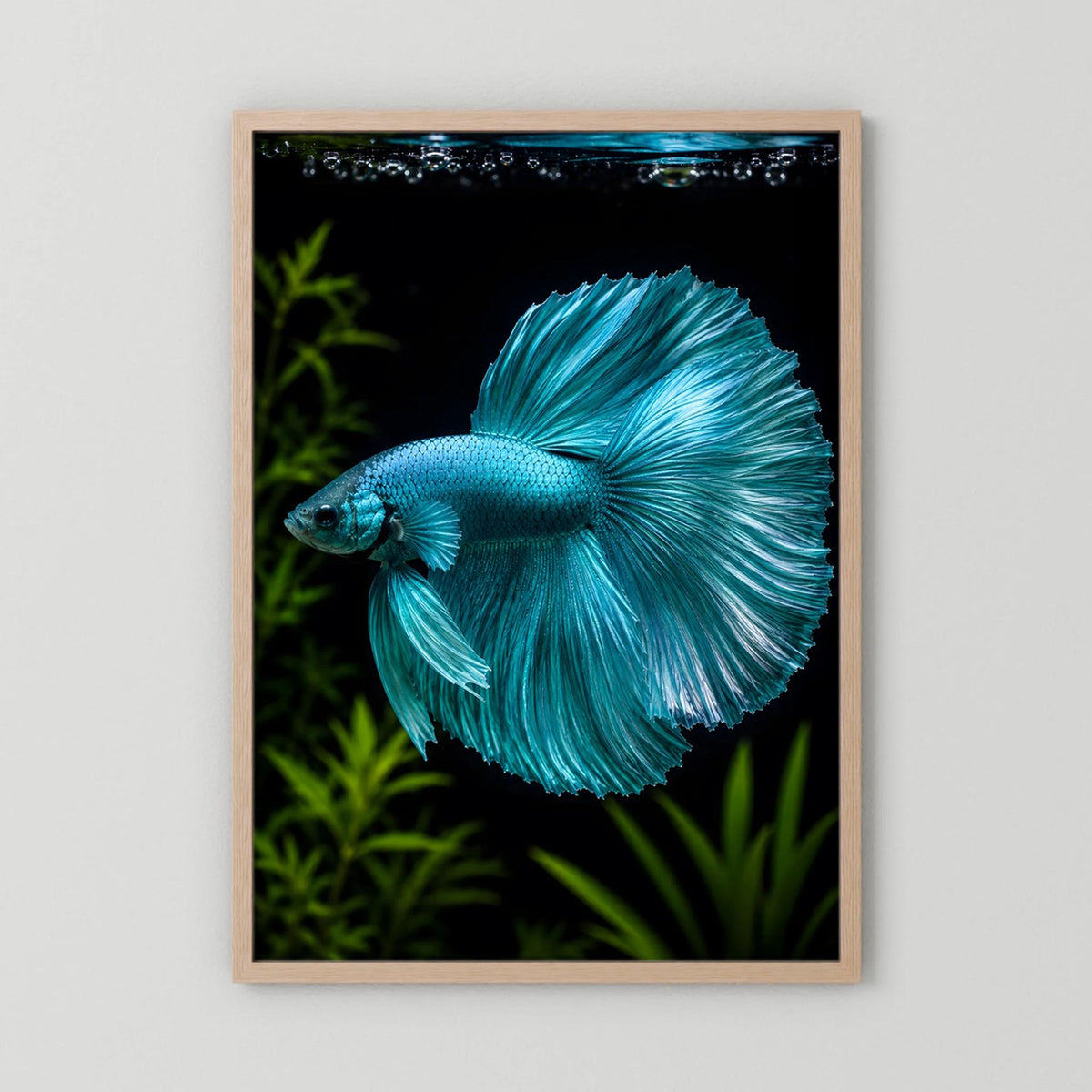 Kunstposter mit türkisfarbenem Betta-Fisch, hellbrauner Rahmen, Hochformat