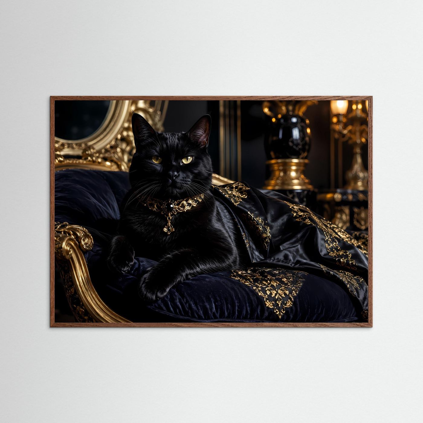 Majestätische schwarze Katze mit goldenem Schmuck | Luxus Tierporträt & Eleganz Poster