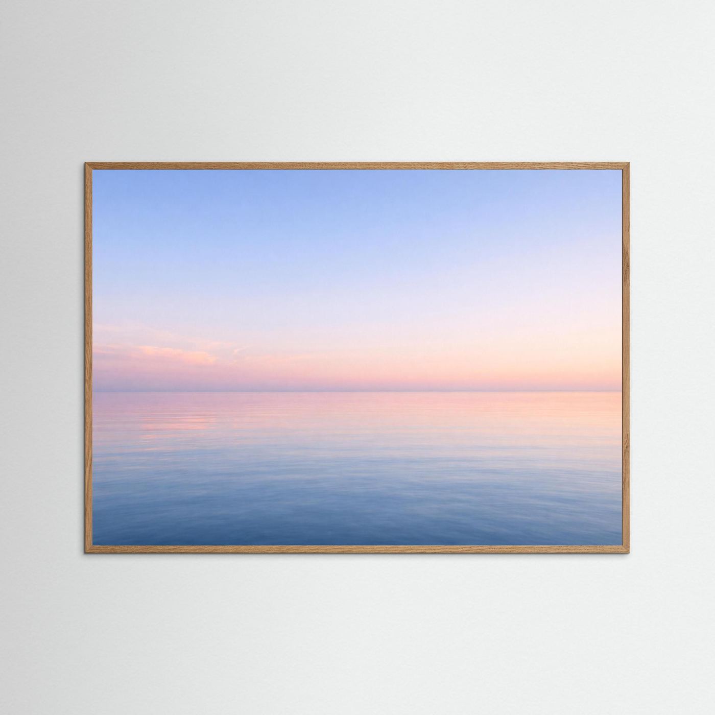 Querformat-Poster mit Meeresstimmung in Pastellrosa und Blau, goldbrauner Holzrahmen