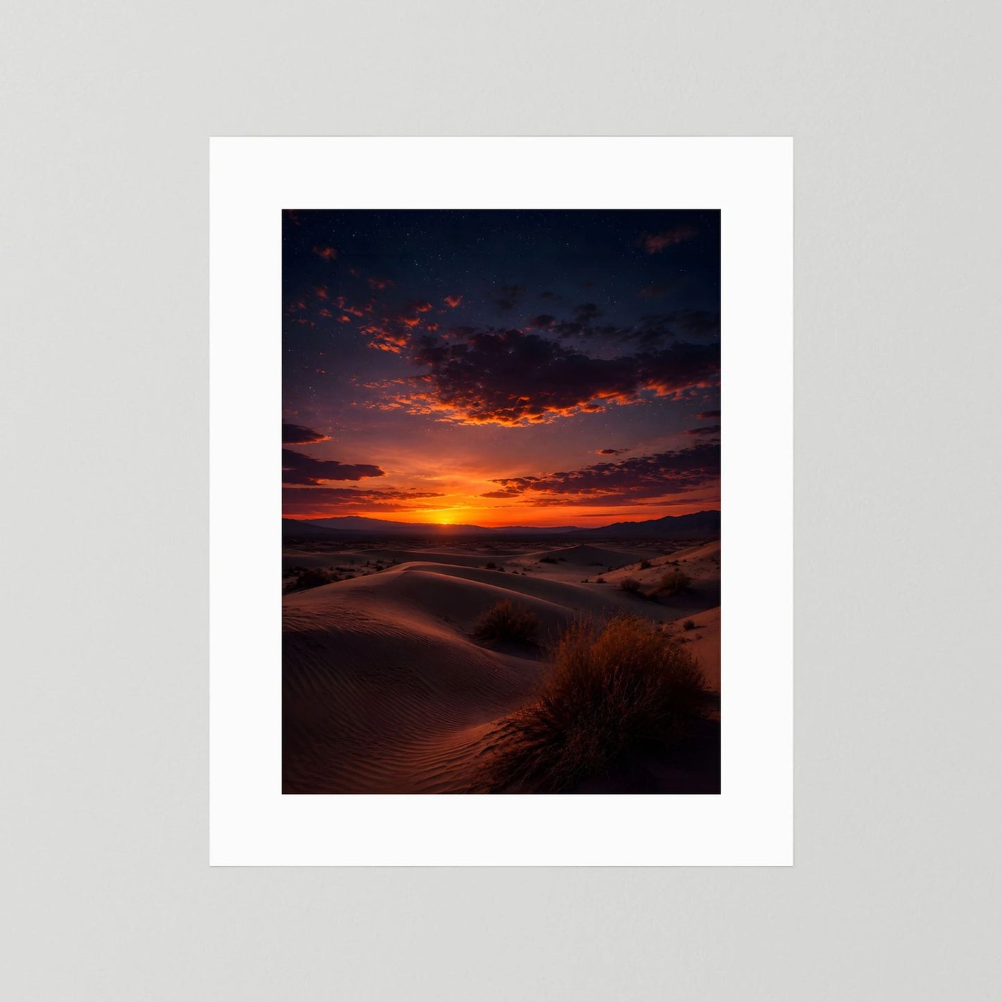 Poster im Hochformat mit weißem Passepartout, Wüstenlandschaft bei Sonnenuntergang