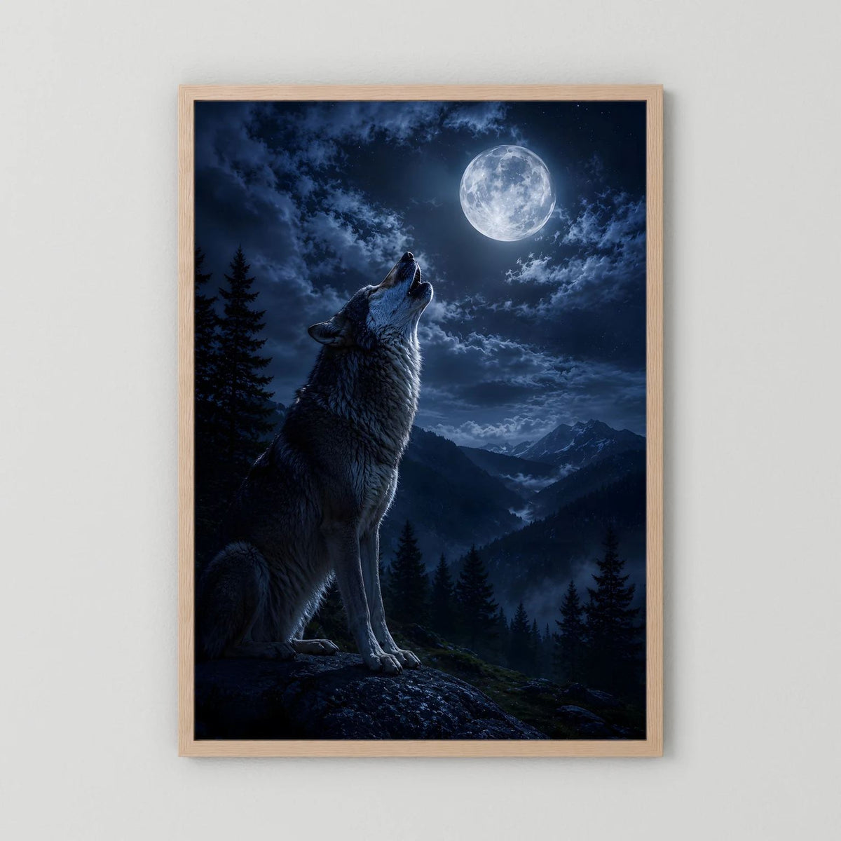 Wandbild im Hochformat im Holzrahmen: Heulender Wolf unter Vollmond in den Bergen
