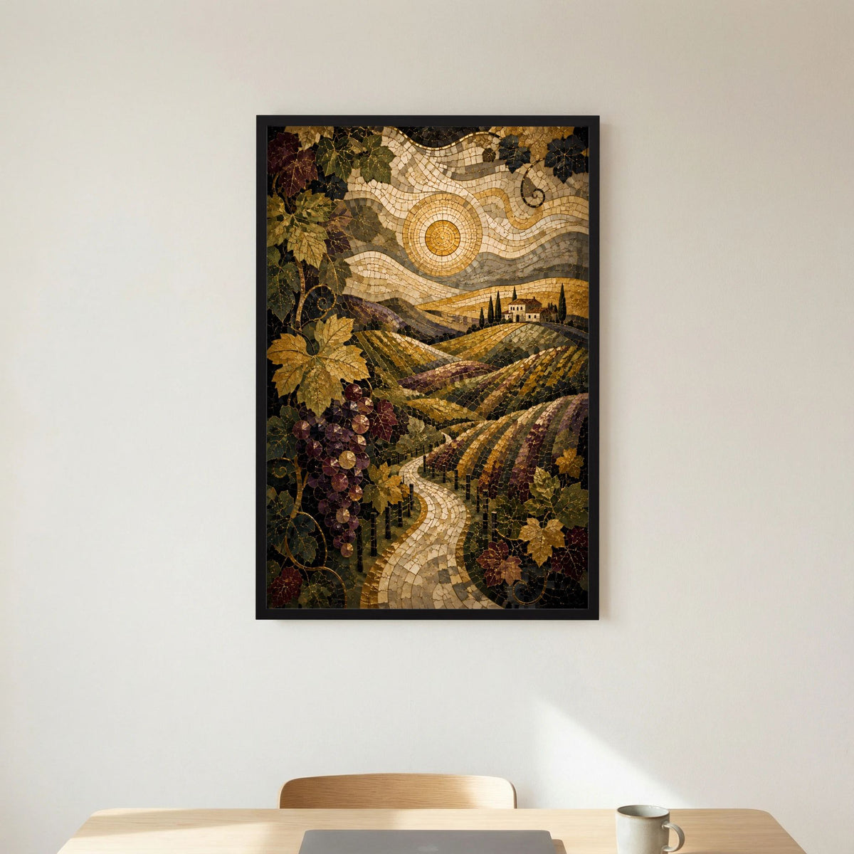 Gerahmtes Poster mit Mosaik-Weinberg-Landschaft und Weintrauben im Vordergrund