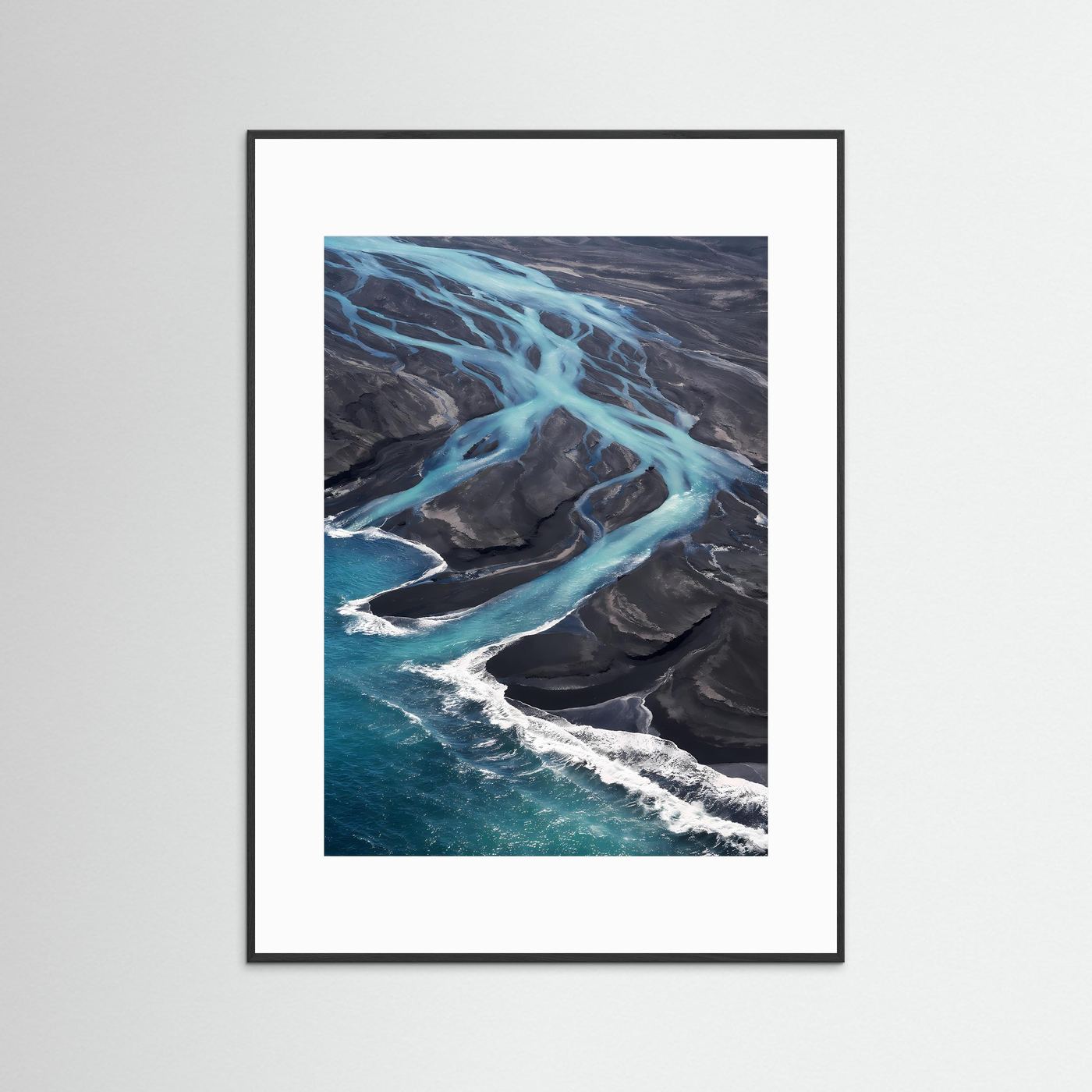 Hochformatiges Poster mit weißem Passepartout und abstraktem Eisfluss in Türkis und Vulkanschwarz
