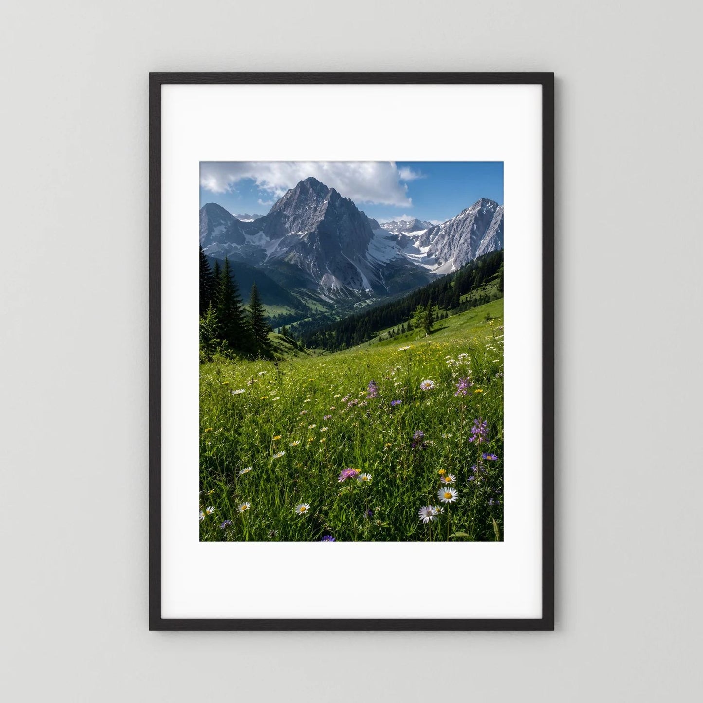 Wandbild mit Alpenberglandschaft und Wildblumen im Hochformat, schwarzer Rahmen