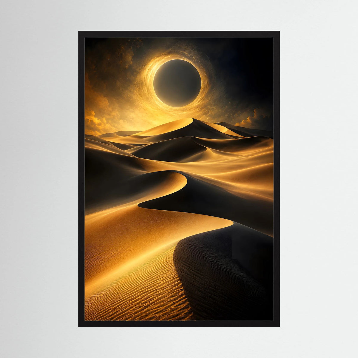 Kunstposter im Hochformat: Goldene Sonnenfinsternis über schwarzen Wüstendünen, schwarzer Rahmen