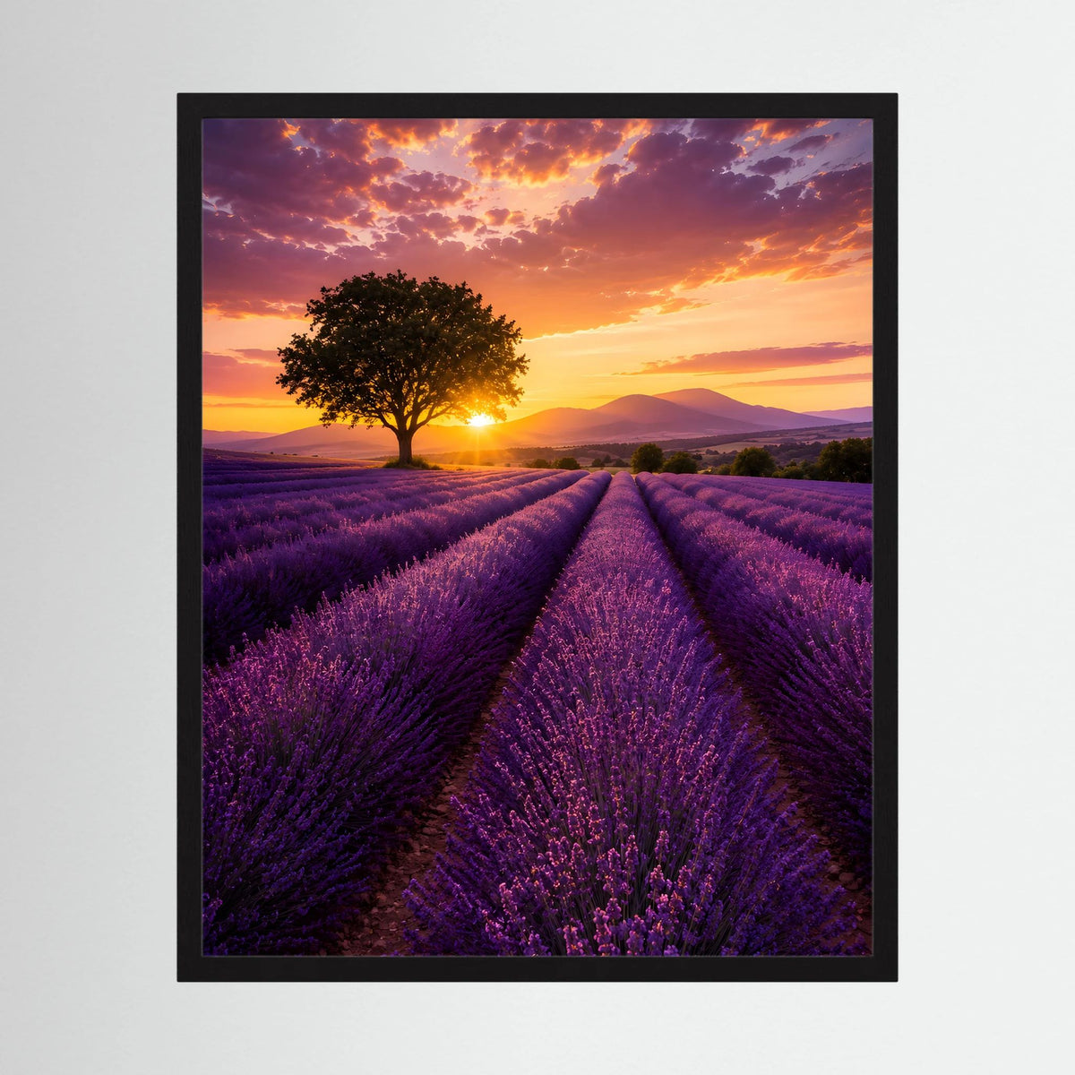 Gerahmtes Hochformat-Lavendelfeldposter: violette Reihen und goldene Sonne am Horizont