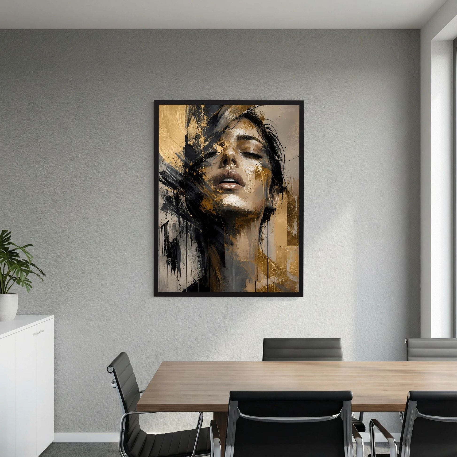 Gerahmtes abstraktes Frauenporträt-Poster, goldene und schwarze Farbbereiche, kompakt