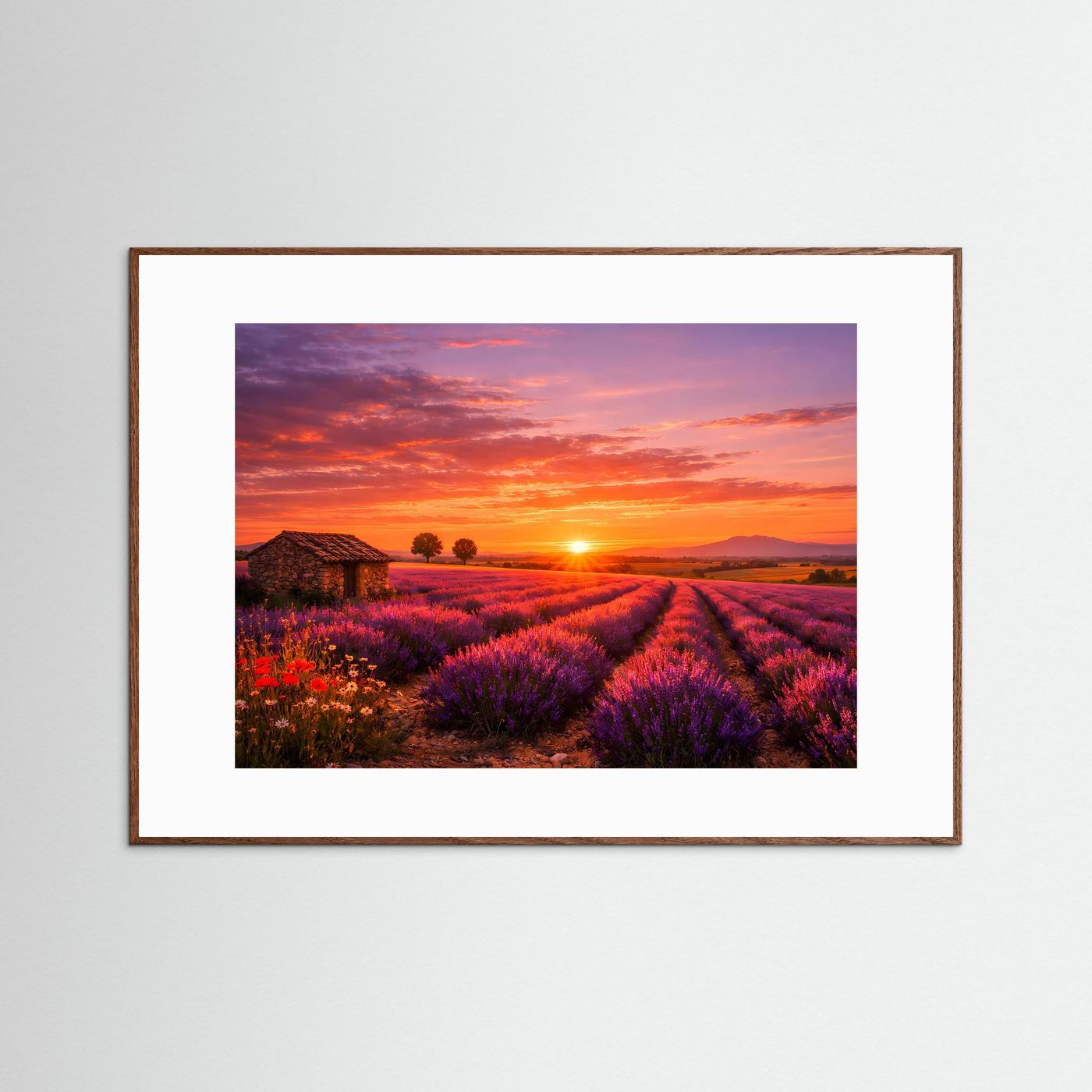 Poster im Querformat mit Lavendelfeld und Steinhütte im Sonnenuntergang, brauner Rahmen