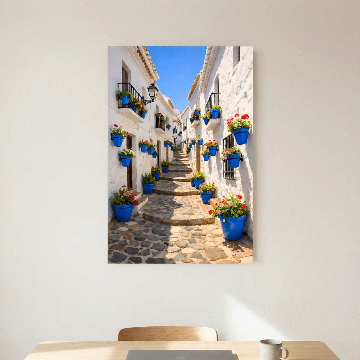 Wandbild im Hochformat mit andalusischer Altstadtgasse und blauen Kübeln voller Blumen