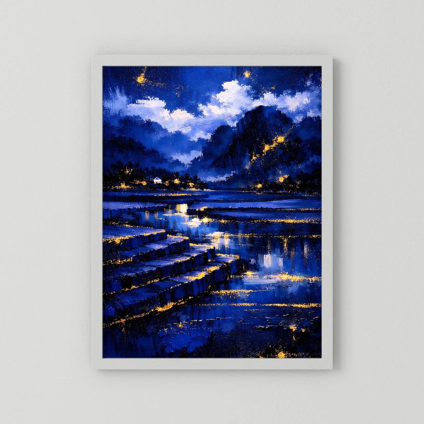 Wandposter Nachtlandschaft in Blau mit goldenen Lichtern, weißer Rahmen