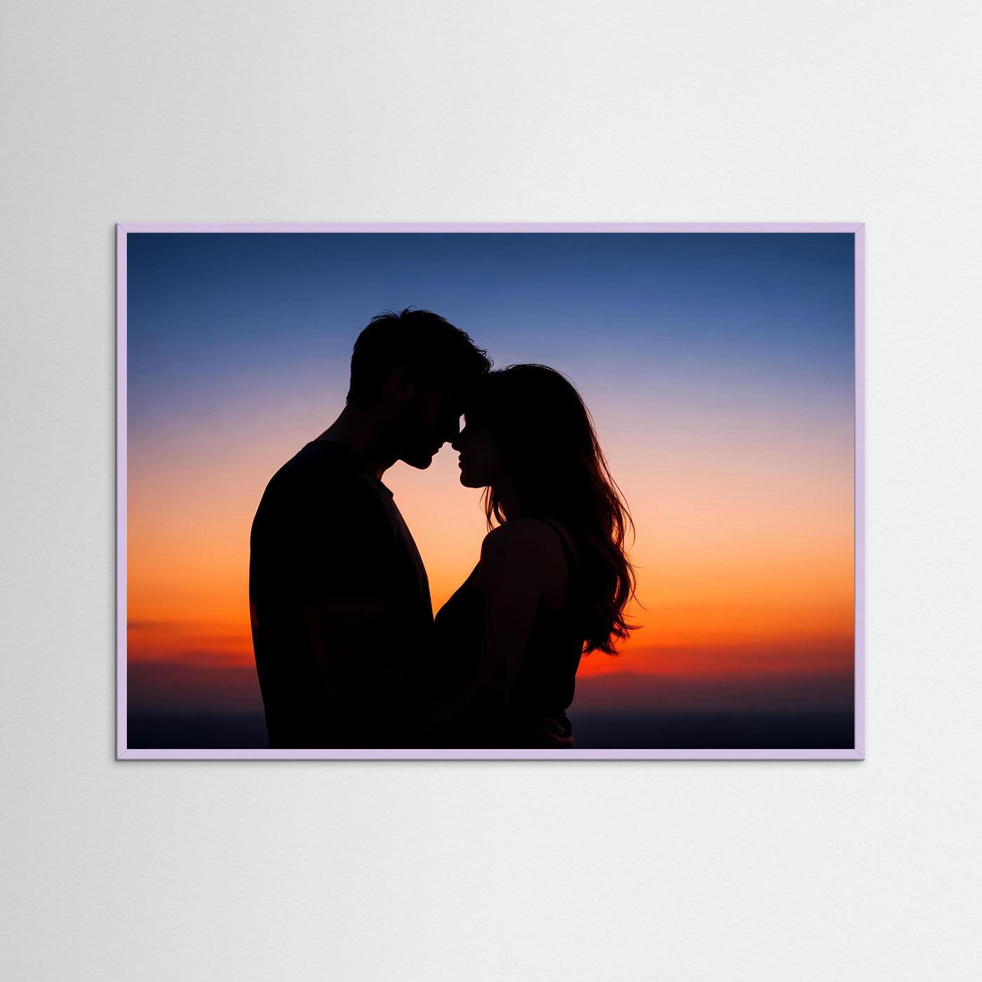 Poster im Querformat mit Silhouettenpaar beim Küssen vor Sonnenuntergang, violetter Rahmen