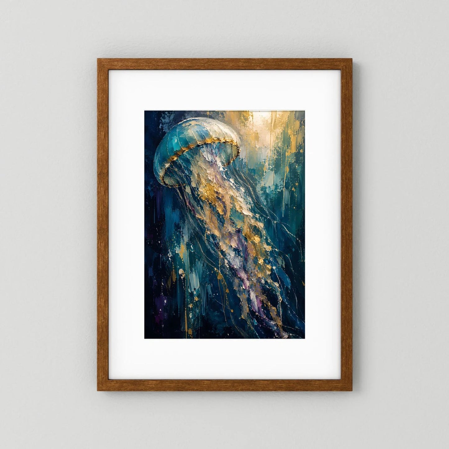 Wandbild mit abstrakter Qualle in Blau und Gold, brauner Holzrahmen, weißer Rand.