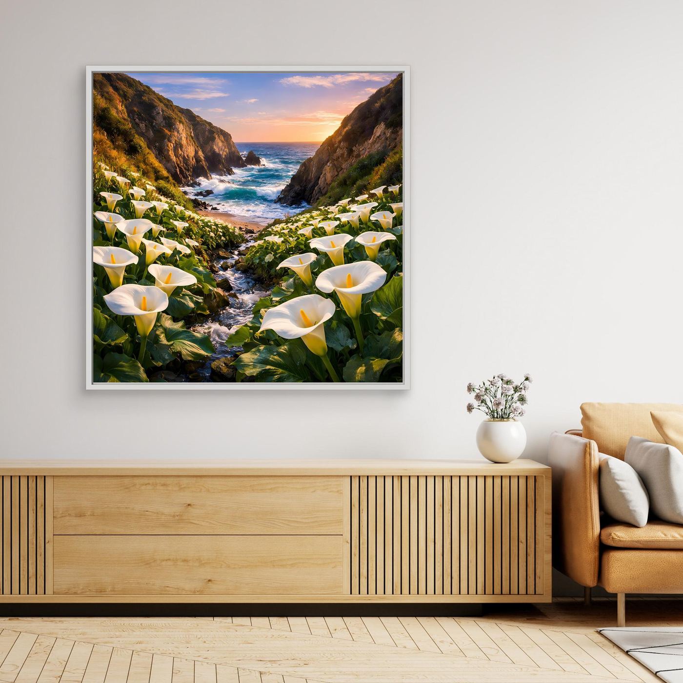 Leinwandbild mit Calla-Blumen in Küstenschlucht und Meerblick, weißer Rahmen