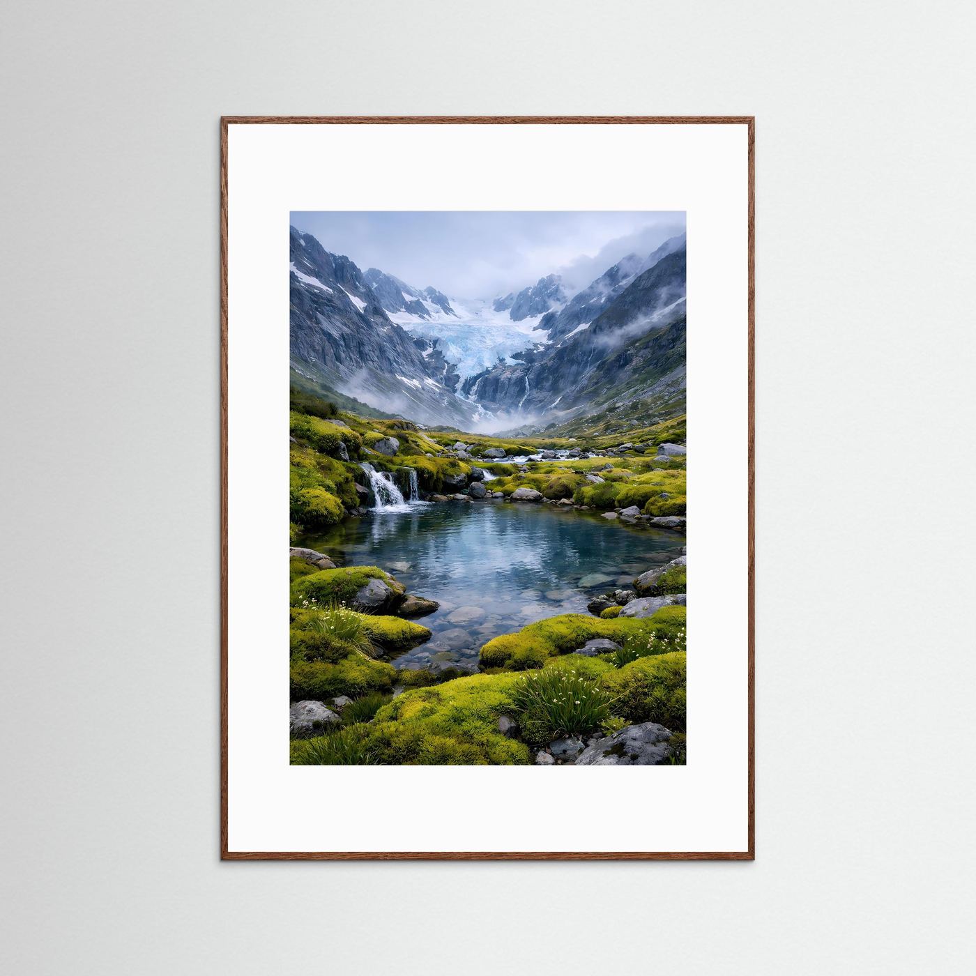 Naturposter: Gletscherbach und Mooslandschaft im braunen Holzrahmen, Hochformat.