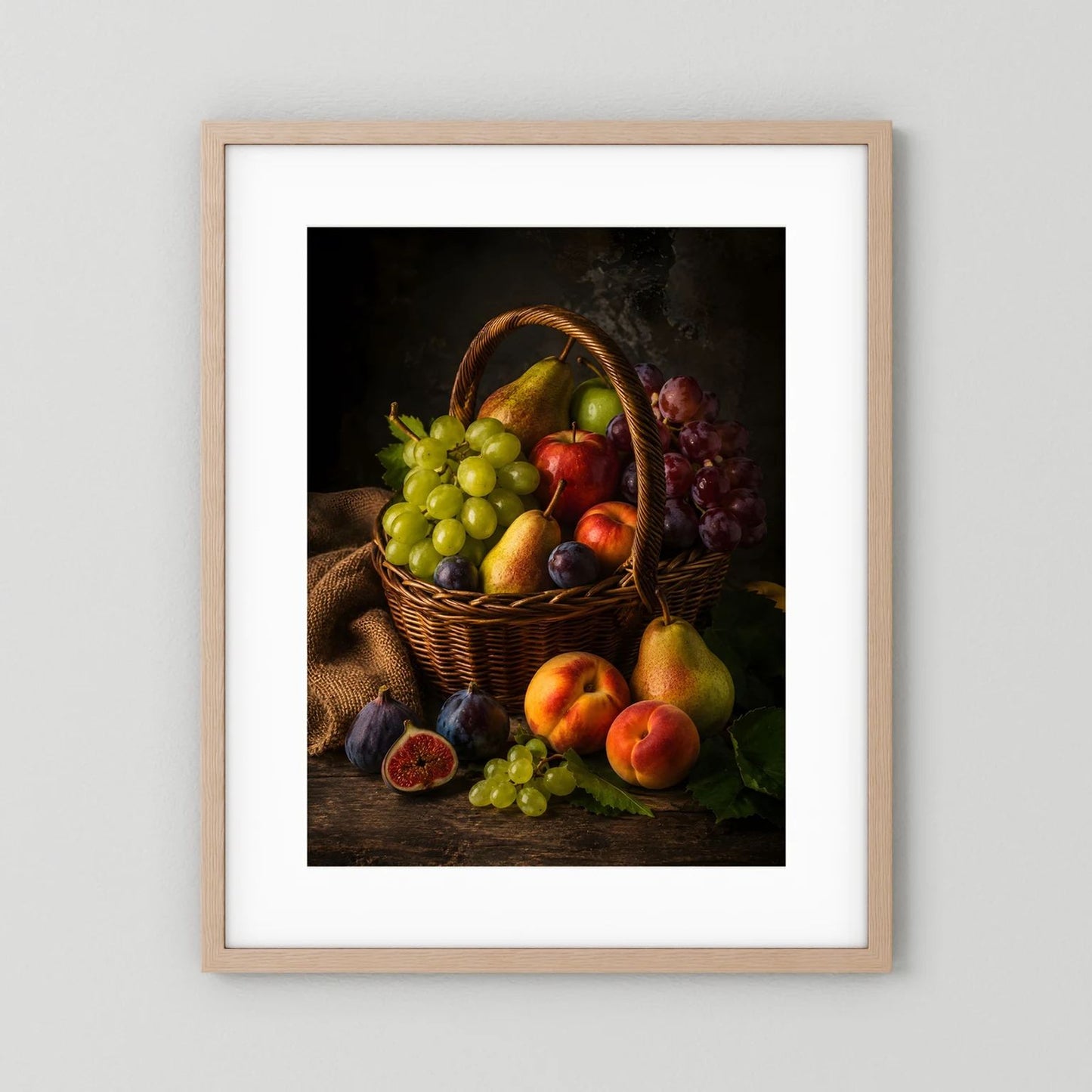 Poster mit Obstkorb-Stillleben, vertikal, heller Holzrahmen mit weißem Rand