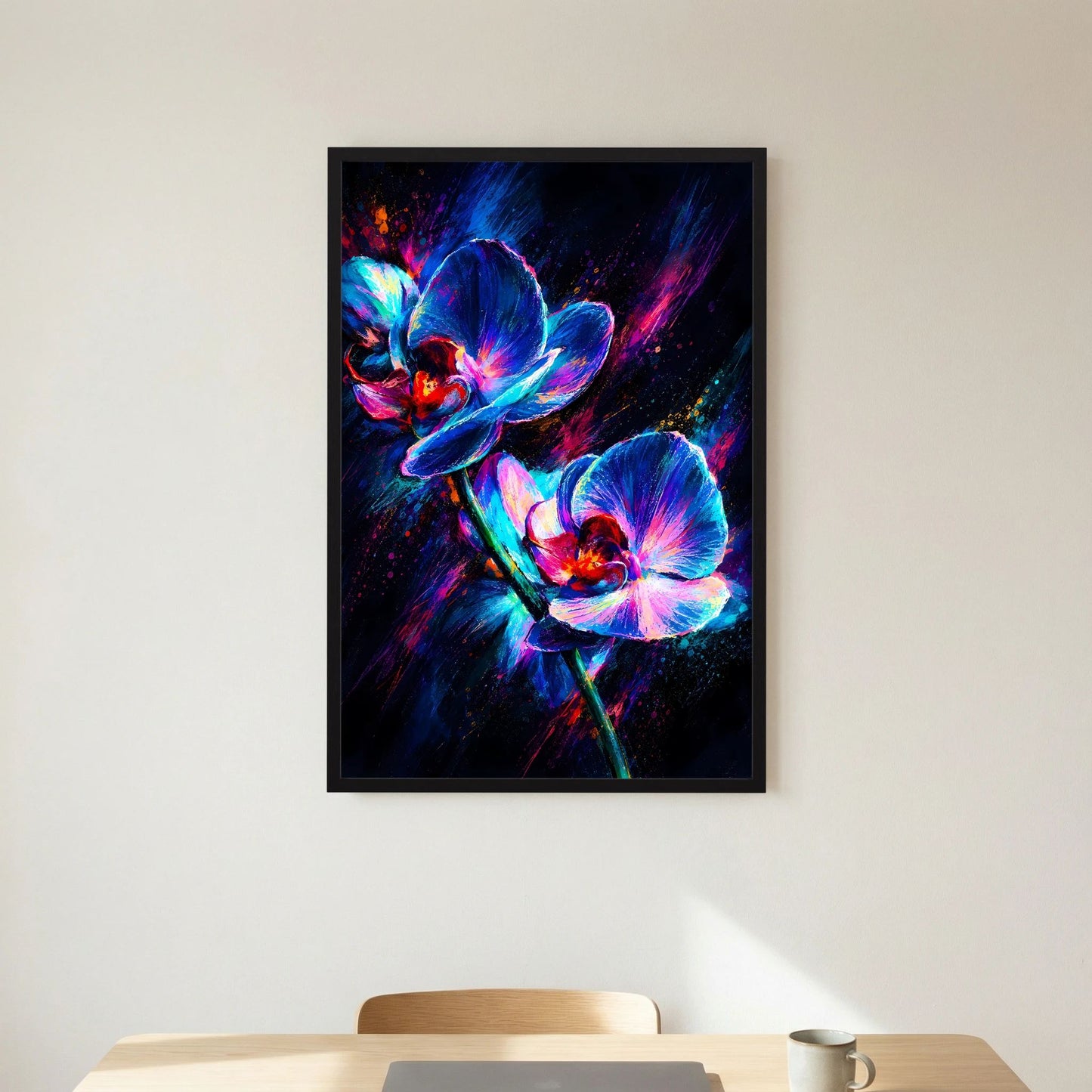 Hochformat-Poster: abstrakte Neon-Orchideen in Blau & Pink, schwarzer Rahmen