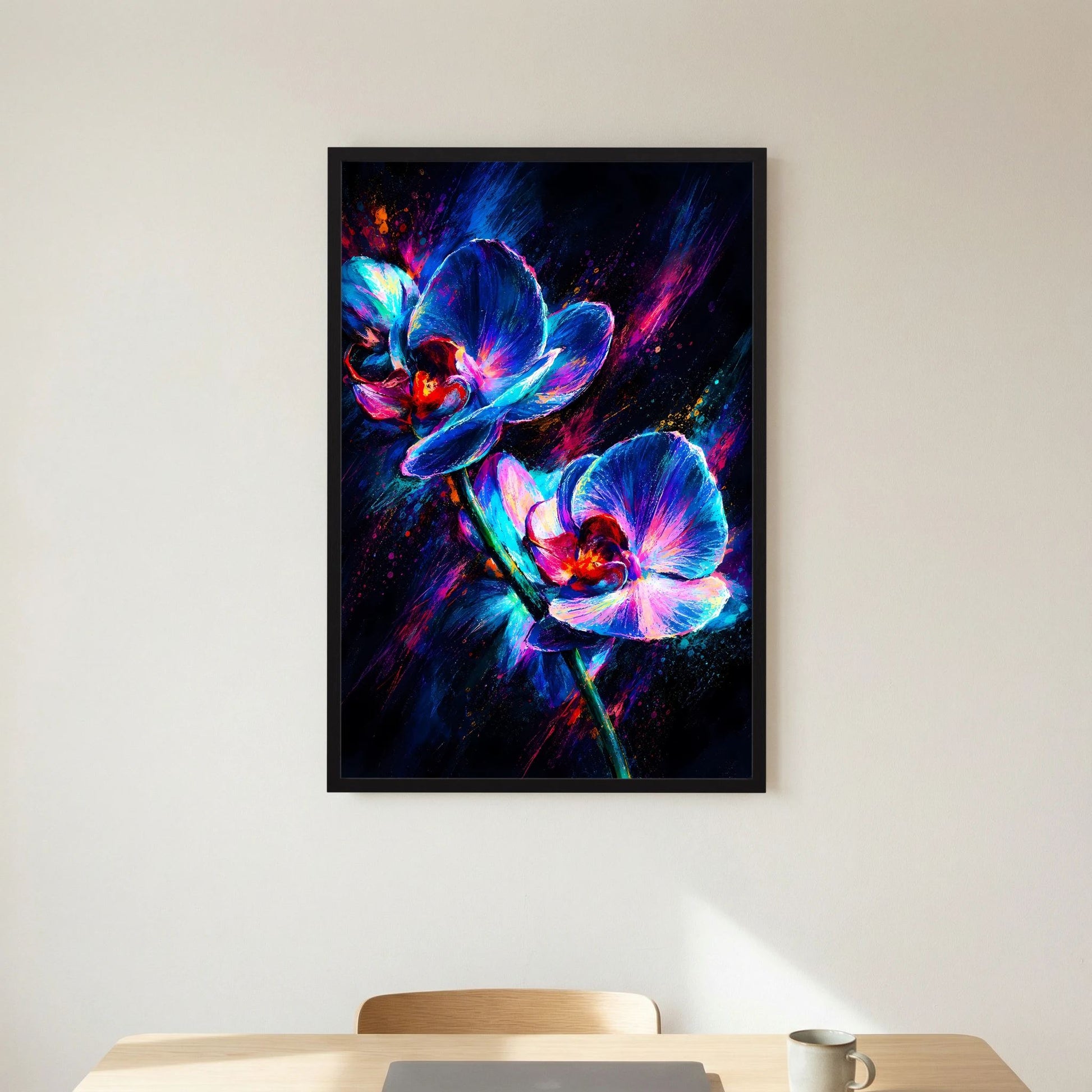 Hochformat-Poster: abstrakte Neon-Orchideen in Blau & Pink, schwarzer Rahmen