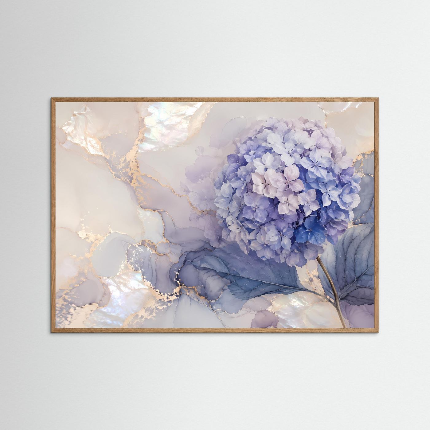 Gerahmtes Wandbild mit blauen Hortensienblüten, perlmuttfarbenem Marmormotiv im naturfarbenen Holzrahmen