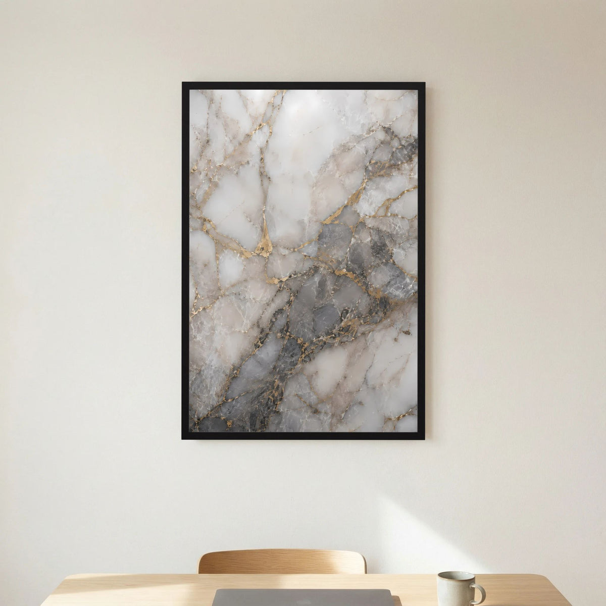 Gerahmtes Hochformat-Poster mit marmorierter Steinoptik in Weiß, Grau und Goldadern