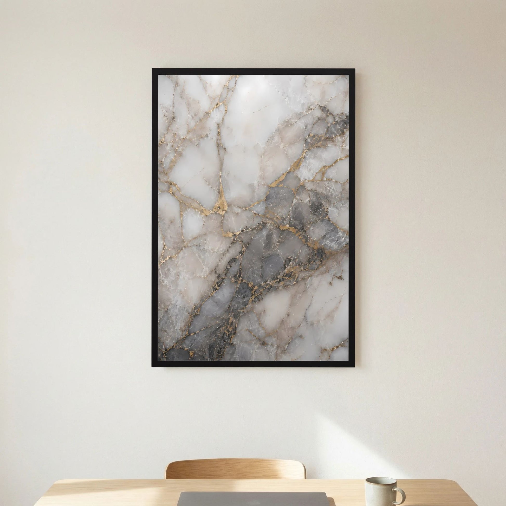 Gerahmtes Hochformat-Poster mit marmorierter Steinoptik in Weiß, Grau und Goldadern