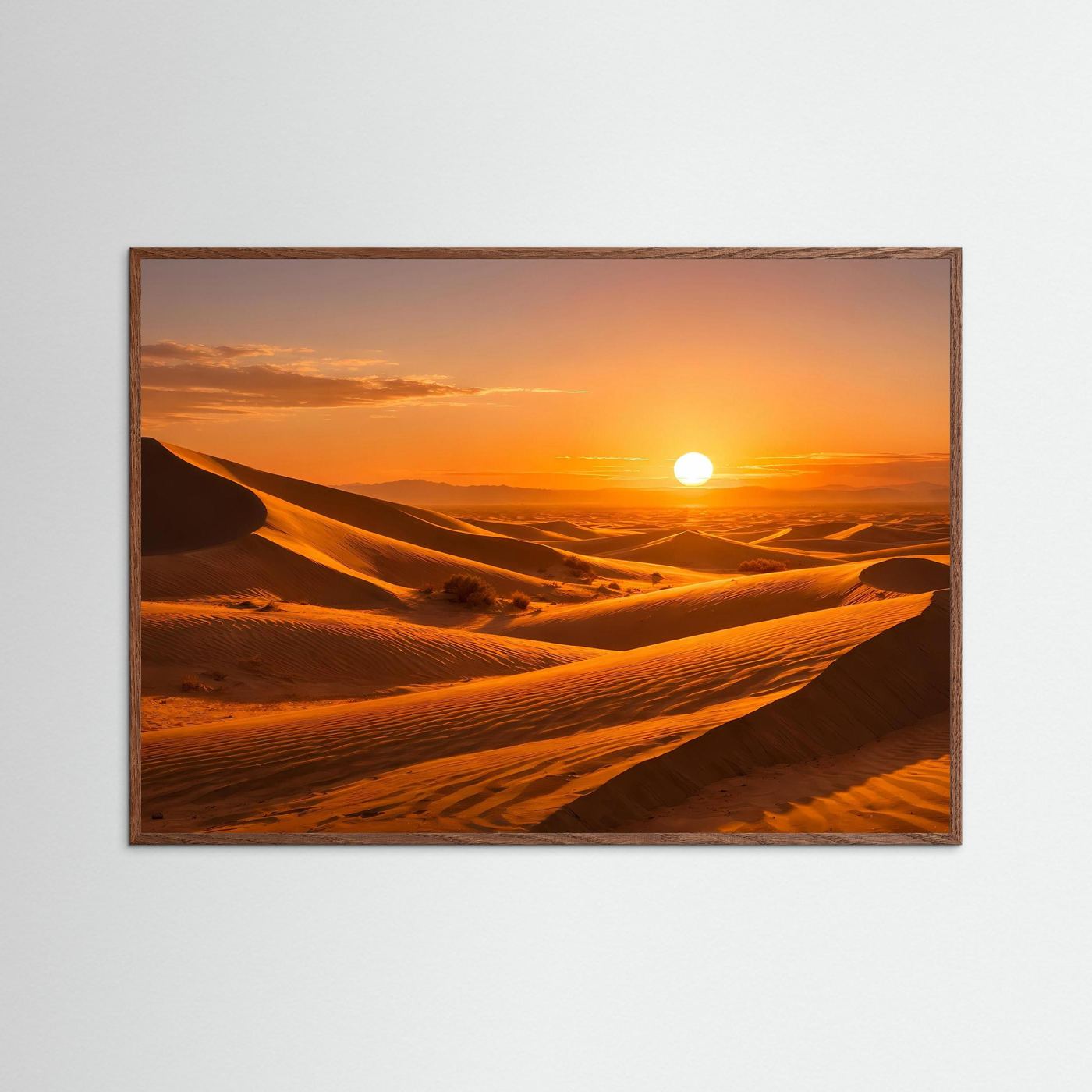 Querformatiges Wüstenpanorama-Poster mit braunem Rahmen: Dünen und Sonne im Abendhimmel