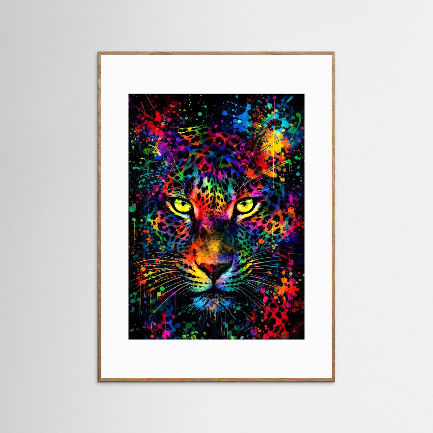 Leopardenkopf-Poster mit bunter Farbexplosion, heller Holzrahmen und weißer Rand