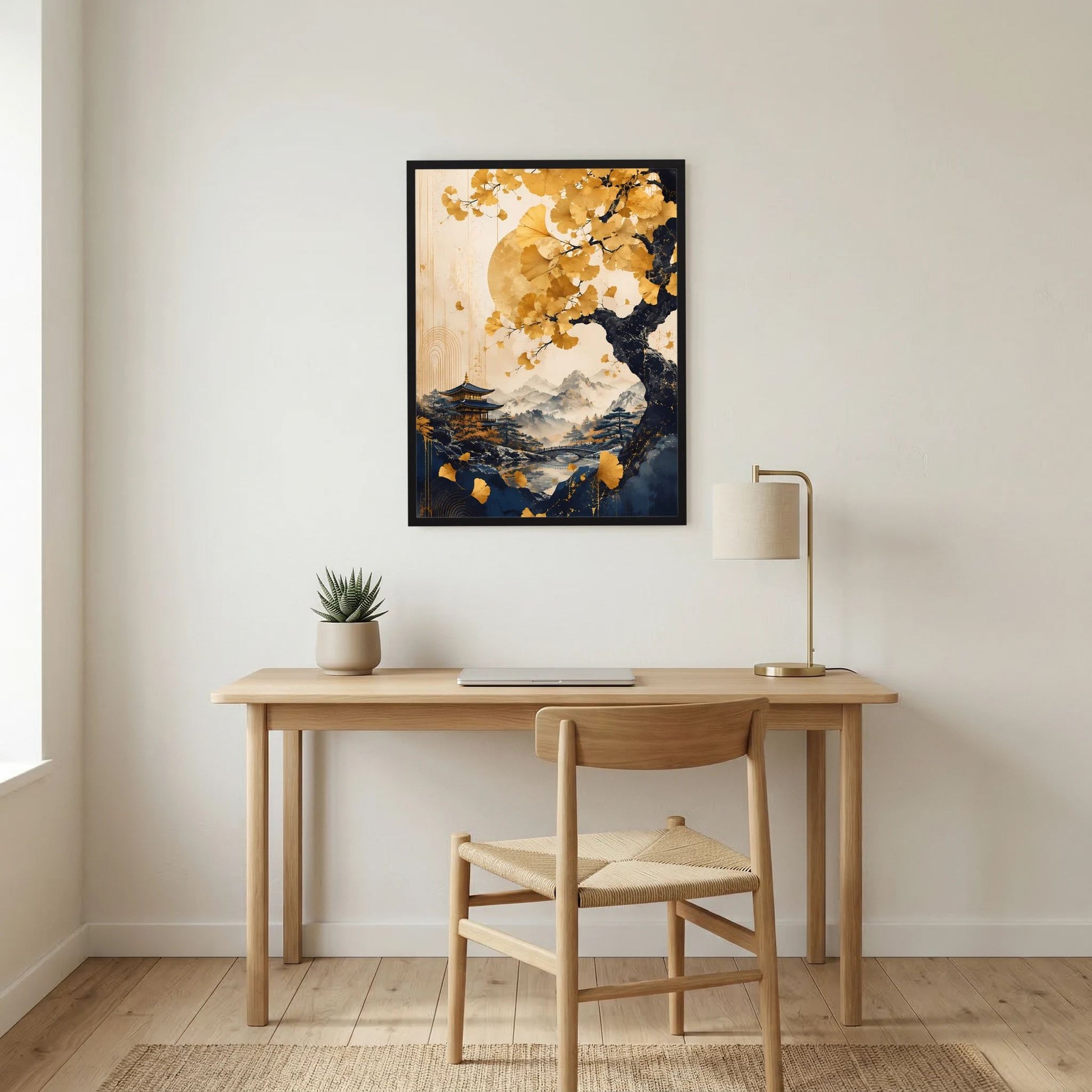 Hochformat-Poster im schwarzen Rahmen mit goldener Baumkrone und Berglandschaft