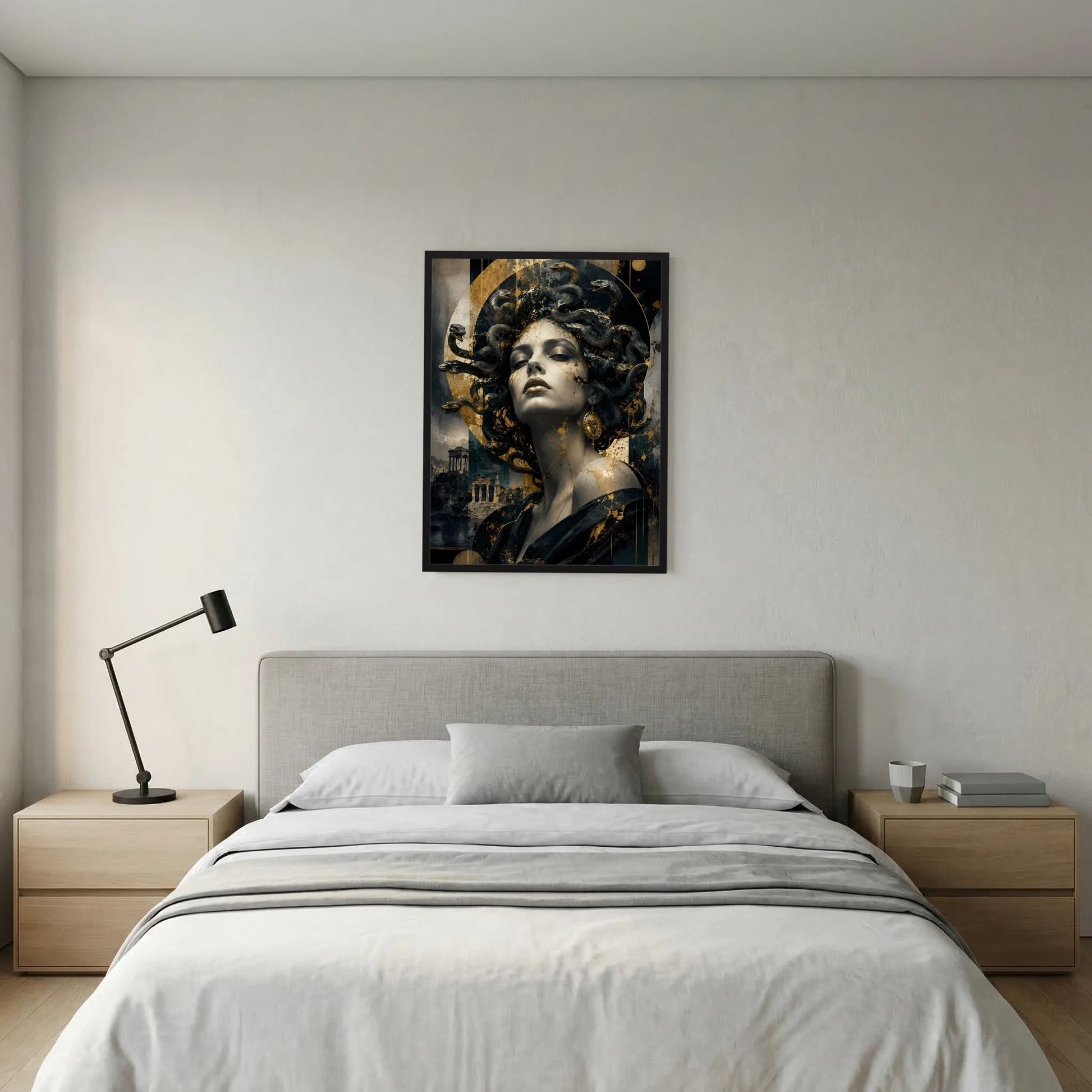 Wandposter im Hochformat: Frauengesicht mit Schlangenhaaren, schwarz-goldener Vintage-Look.