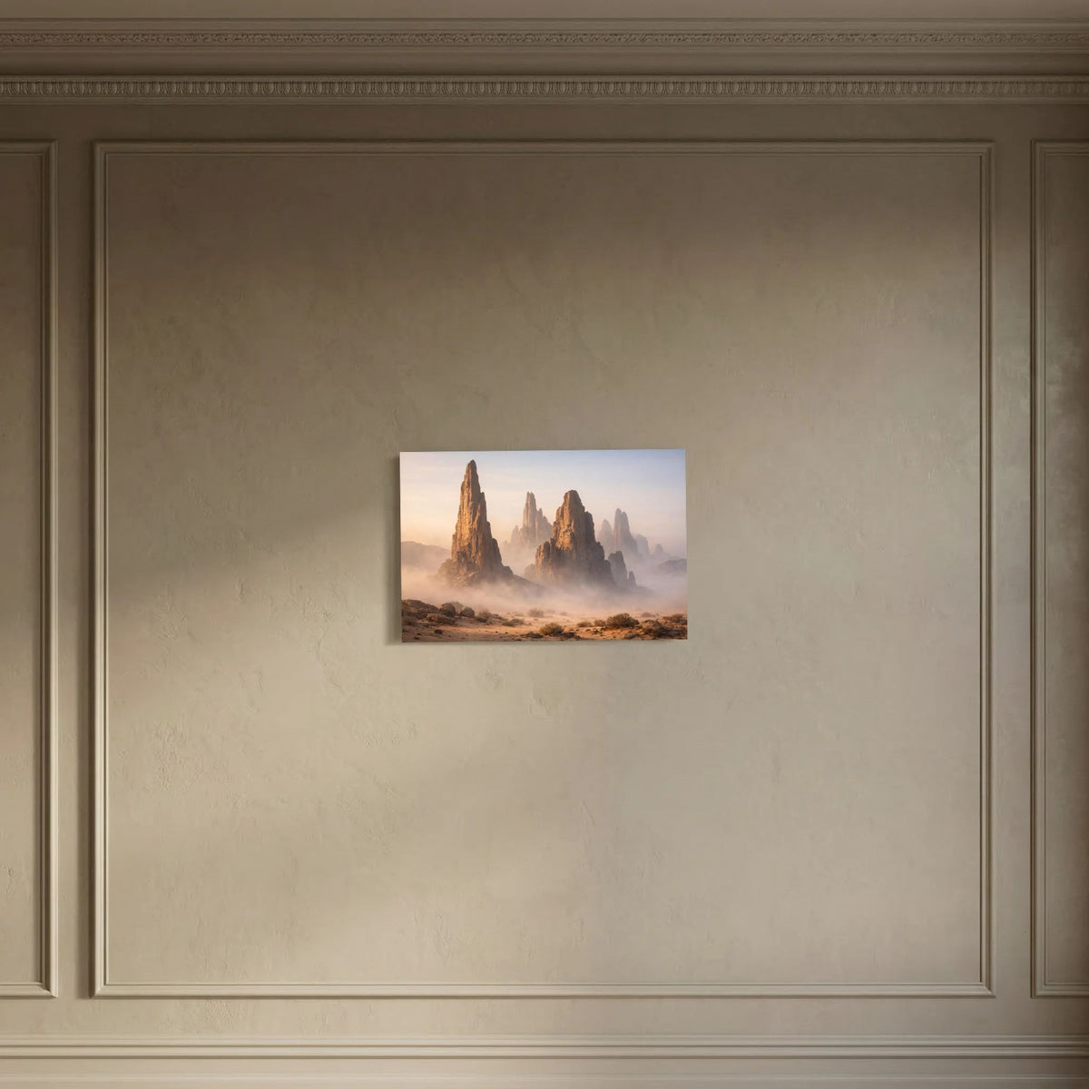 Wandposter im Querformat mit monumentalen Felsen im Wüstennebel, warmes Licht
