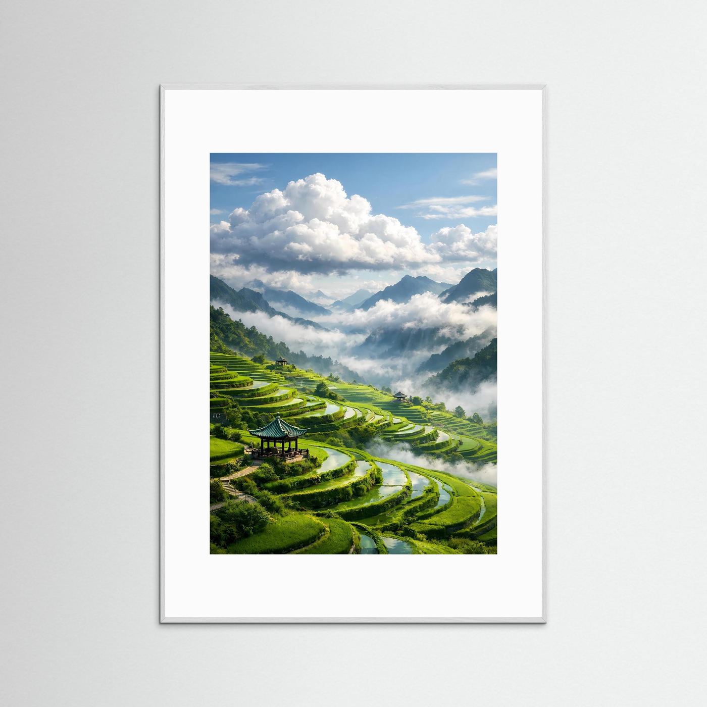Hochformat-Poster mit Reisterrassen im Nebel, grünes Tal mit Pfad, weiß gerahmt