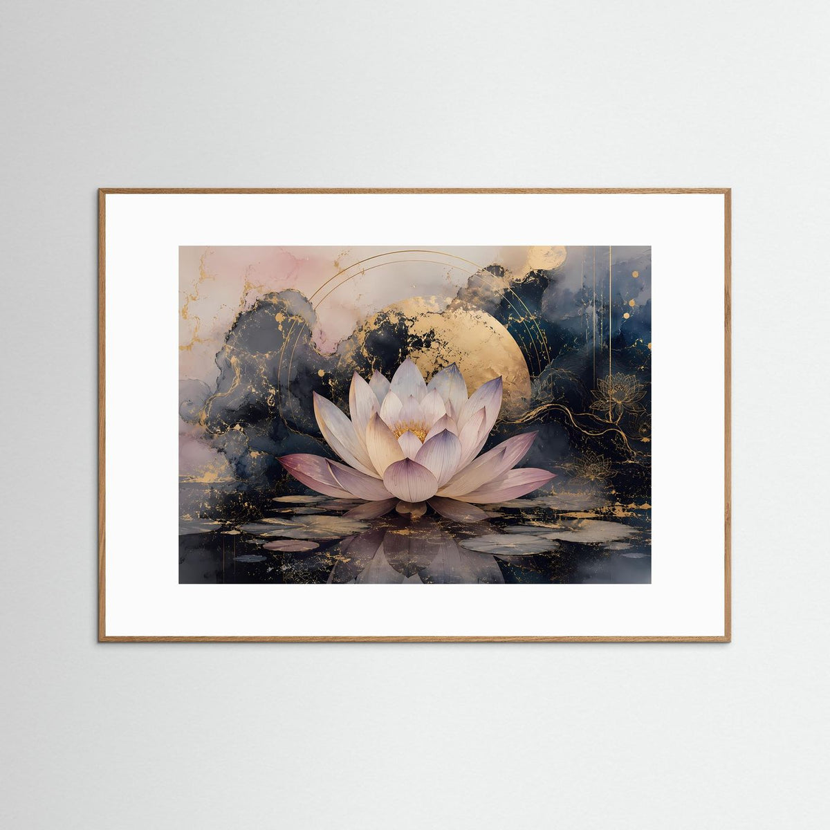 Wandbild mit Lotusblüte, Rosé-Tönen und Goldakzenten in hellbraunem Holzrahmen