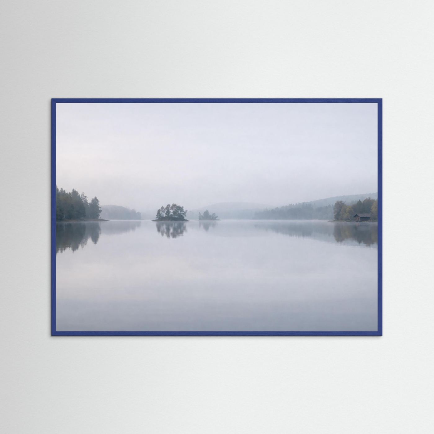 Stille im Nebel | Skandinavischer See Naturposter Querformat