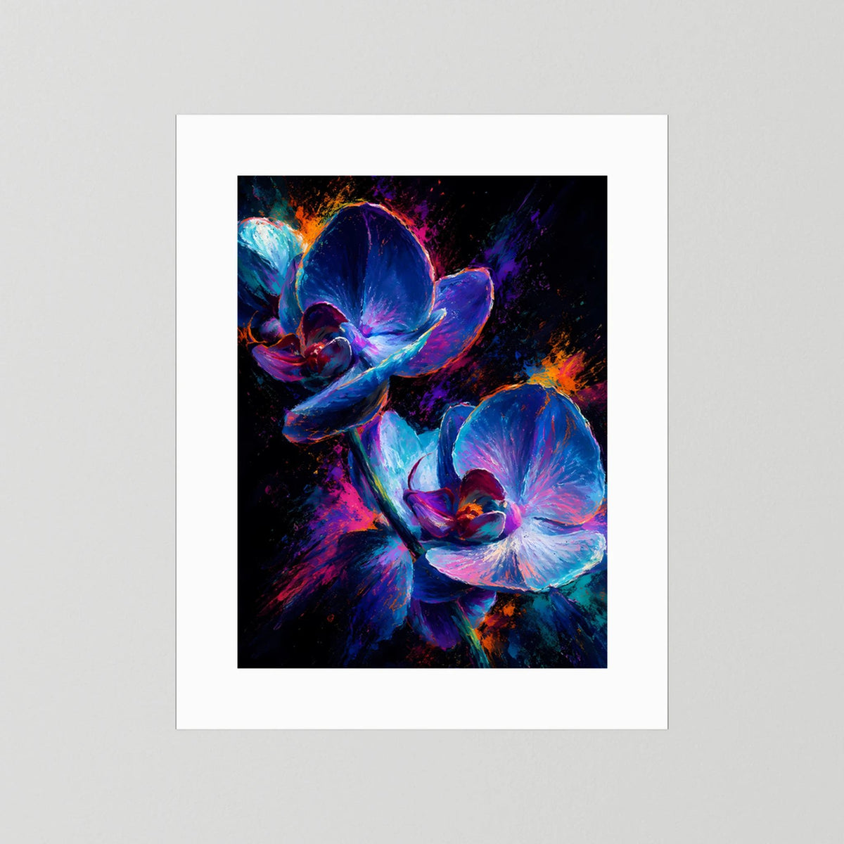 Hochformatiges Poster mit abstrakten Orchideen in Blau und Pink auf schwarzem Hintergrund, ohne Rahmen