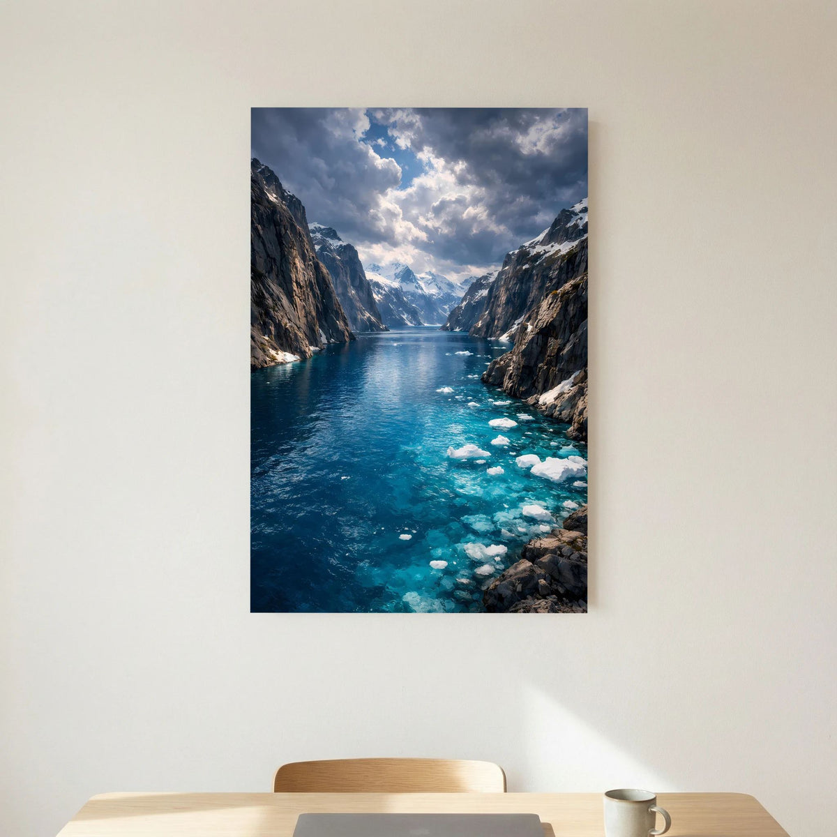 Poster im Hochformat mit Fjordtal, türkisblauem Fluss und weißen Eisbrocken
