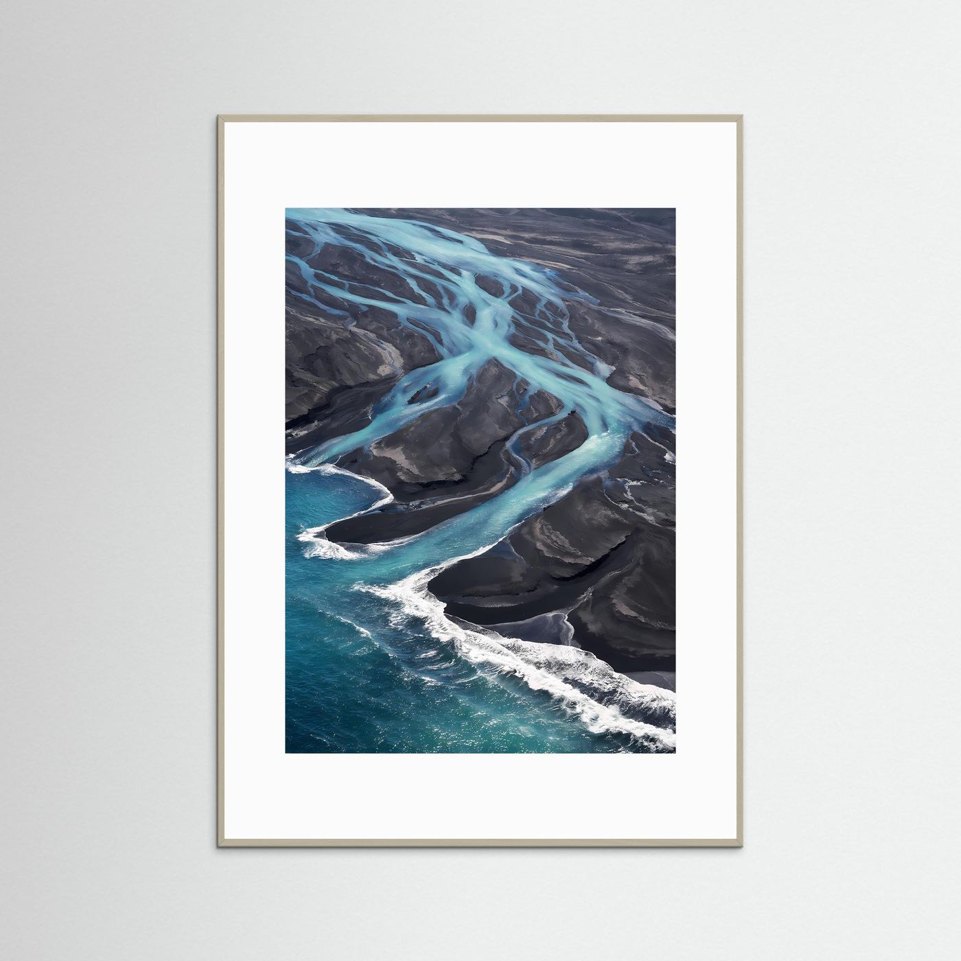 Kunstposter mit abstraktem Gletscherfluss in Türkis und Dunkelgrau, weißer Rahmen