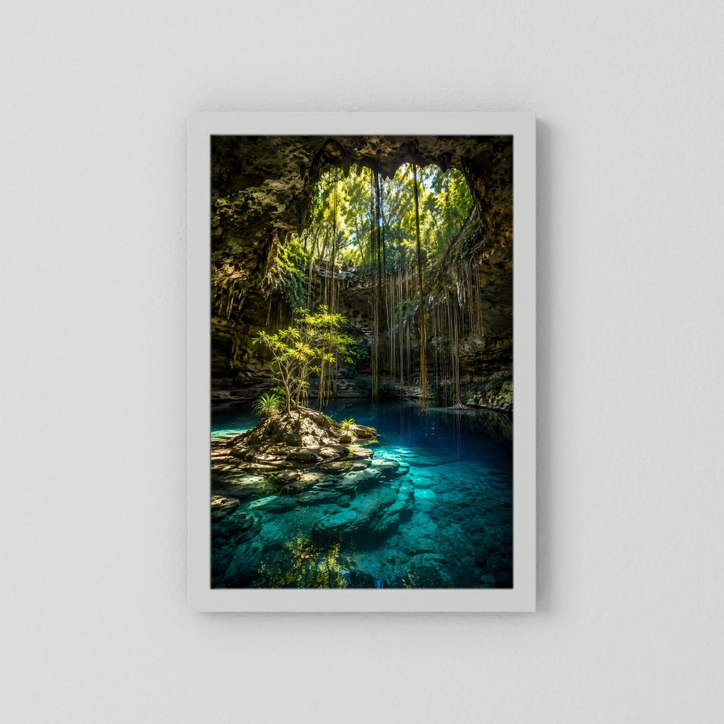 Porträtposter im weißen Rahmen, Dschungel‑Höhle mit türkisfarbenem Wasser und Felsen