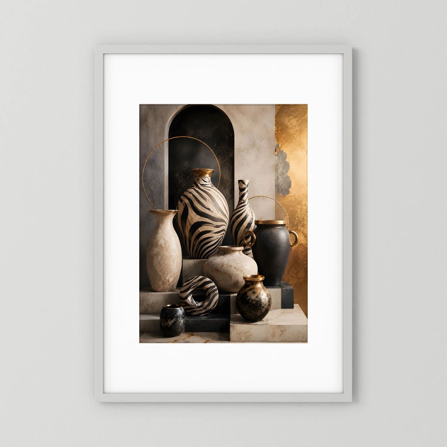Hochformatiger Poster-Druck mit Zebra-Vasen in Schwarz und Gold, mit weißem Rahmen