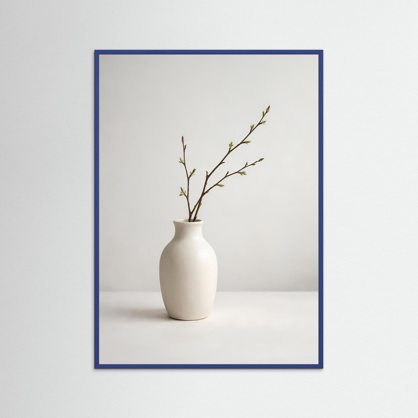 Stillleben-Poster mit cremeweißer Vase und Frühlingszweig, blauer Rahmen, Hochformat